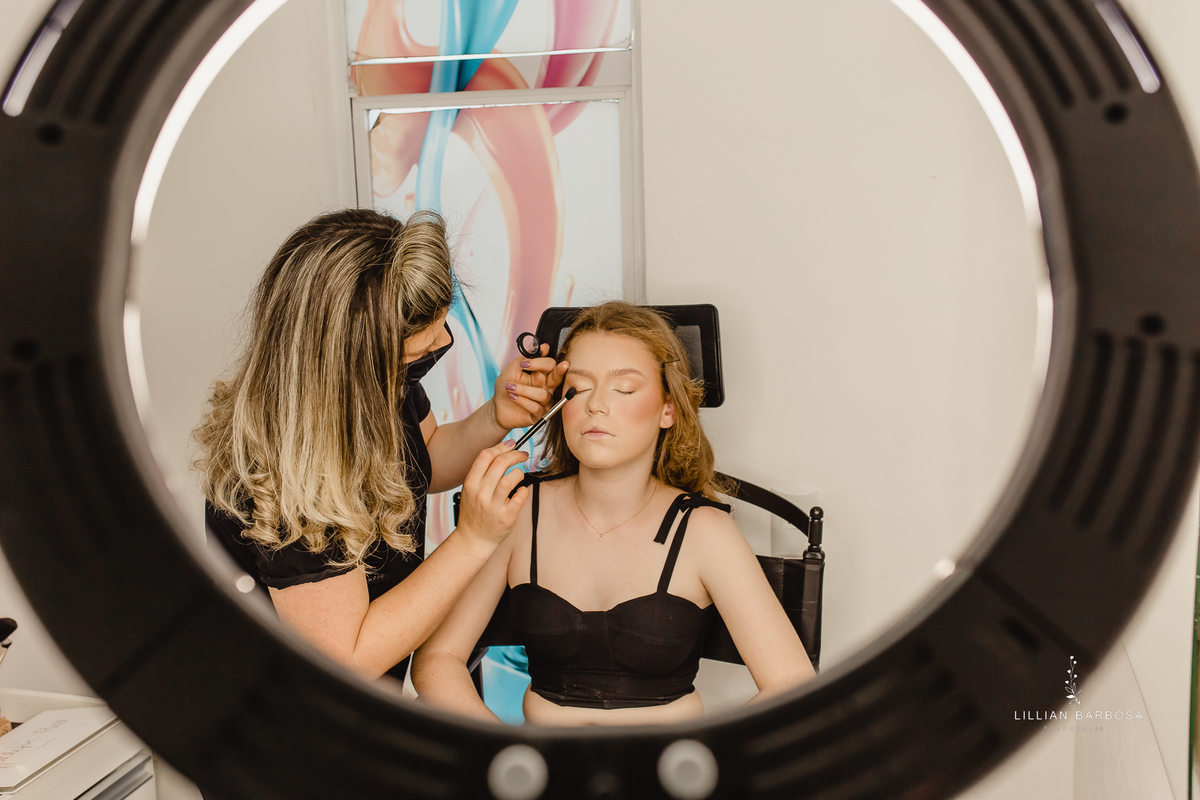 maquiagem-menina-salão-ringlight-maquiadora-fotógrafadesc-fotógrafadesantacatarina-fotógrafosdesantacatarina-fotógrafadelauromuller-fotógrafosdelauromuller-fotógrafade15anos-festadedebutante