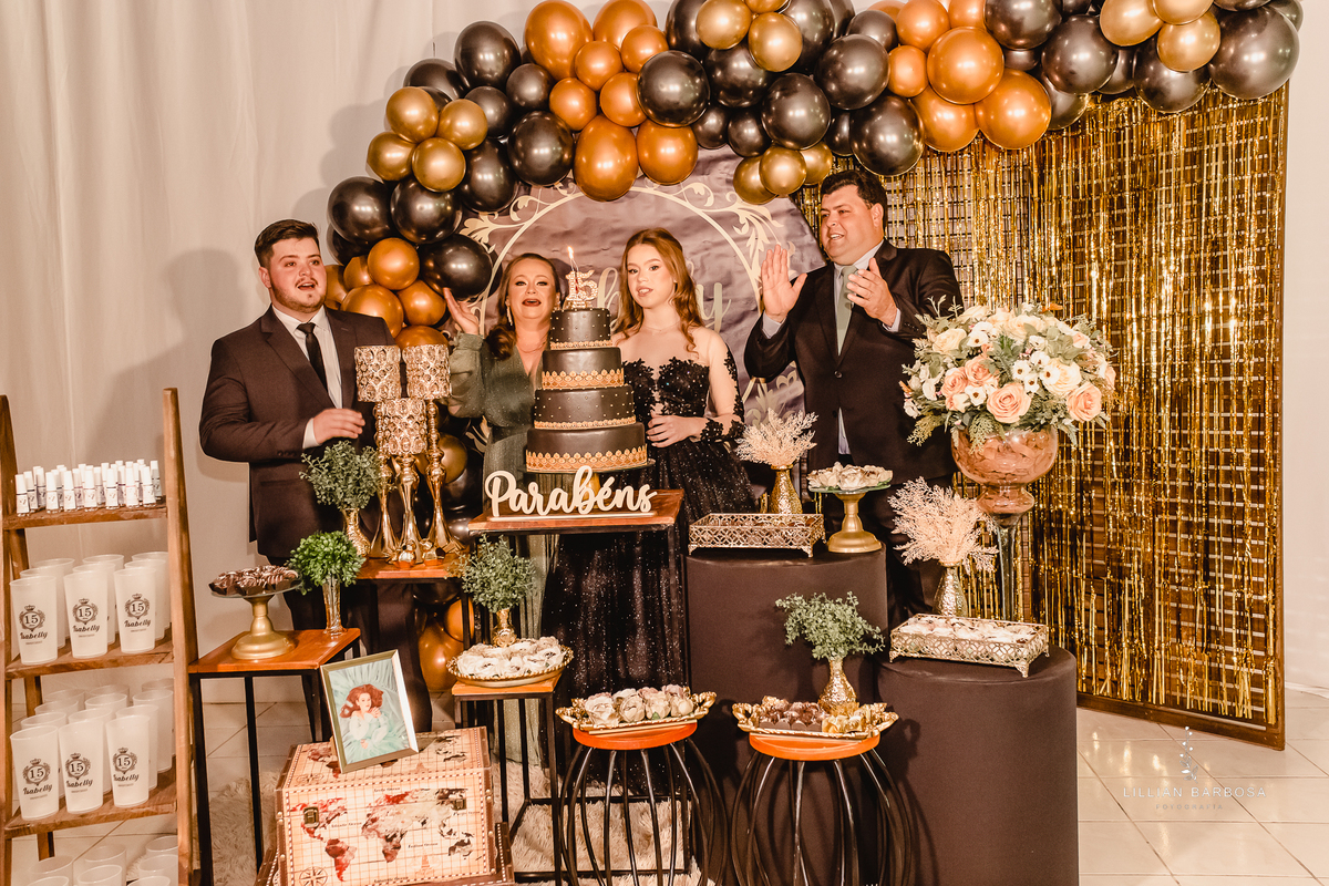 menina-vestido-15anos-festa-festade15anos-aniversário-bolo-decoração-decoraçãode15anos-fotógrafadesantacatarina-fotógrafosdesantacatarina-fotógrafadelauromuller-fotógrafosdelauromuller-fotógrafade15anos-fotógrafosde15anos-festadedebutante