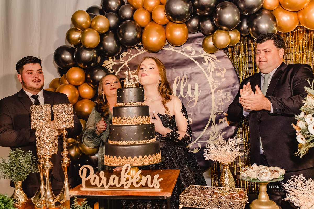 menina-vestido-15anos-festa-festade15anos-aniversário-bolo-decoração-decoraçãode15anos-fotógrafadesantacatarina-fotógrafosdesantacatarina-fotógrafadelauromuller-fotógrafosdelauromuller-fotógrafade15anos-fotógrafosde15anos-festadedebutante