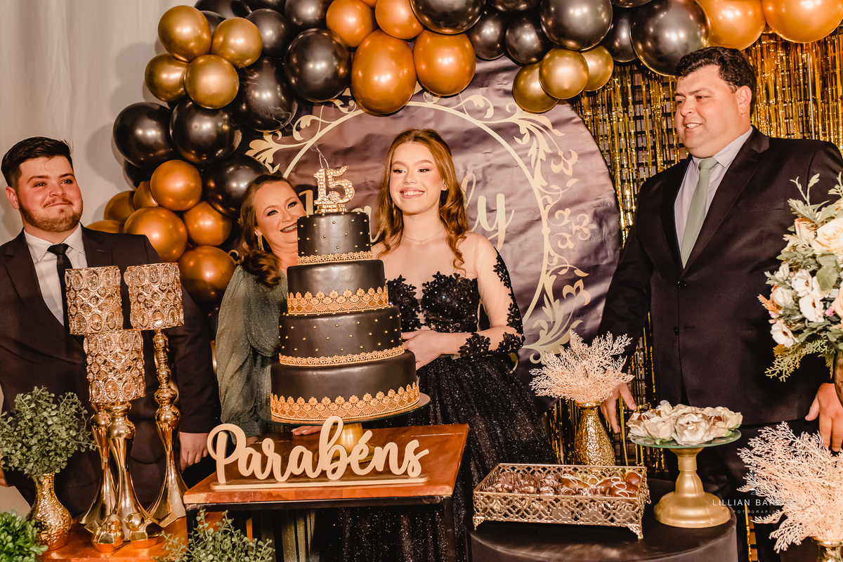 menina-vestido-15anos-festa-festade15anos-aniversário-bolo-decoração-decoraçãode15anos-fotógrafadesantacatarina-fotógrafosdesantacatarina-fotógrafadelauromuller-fotógrafosdelauromuller-fotógrafade15anos-fotógrafosde15anos-festadedebutante