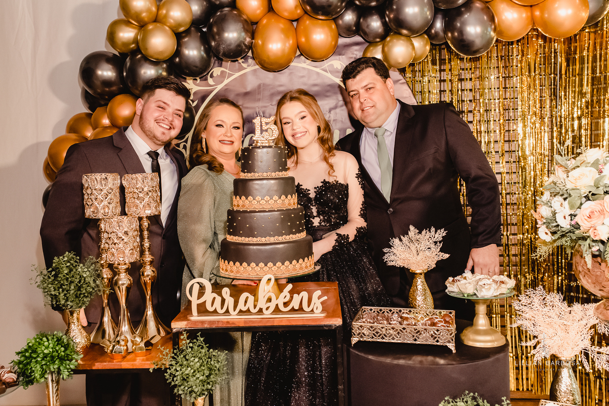 menina-vestido-15anos-festa-festade15anos-aniversário-bolo-família-decoração-decoraçãode15anos-fotógrafadesantacatarina-fotógrafosdesantacatarina-fotógrafadelauromuller-fotógrafosdelauromuller-fotógrafade15anos-fotógrafosde15anos-festadedebutante