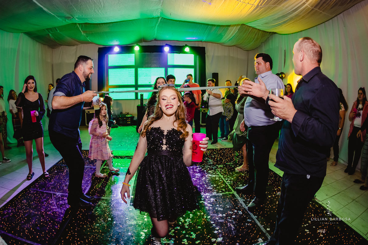 menina-vestido-15anos-festa-festade15anos-dança-convidados-diversão-fotógrafadesc-fotógrafadesantacatarina-fotógrafosdesantacatarina-fotógrafadelauromuller-fotógrafosdelauromuller-fotógrafade15anos-fotógrafosde15anos-festadedebutante