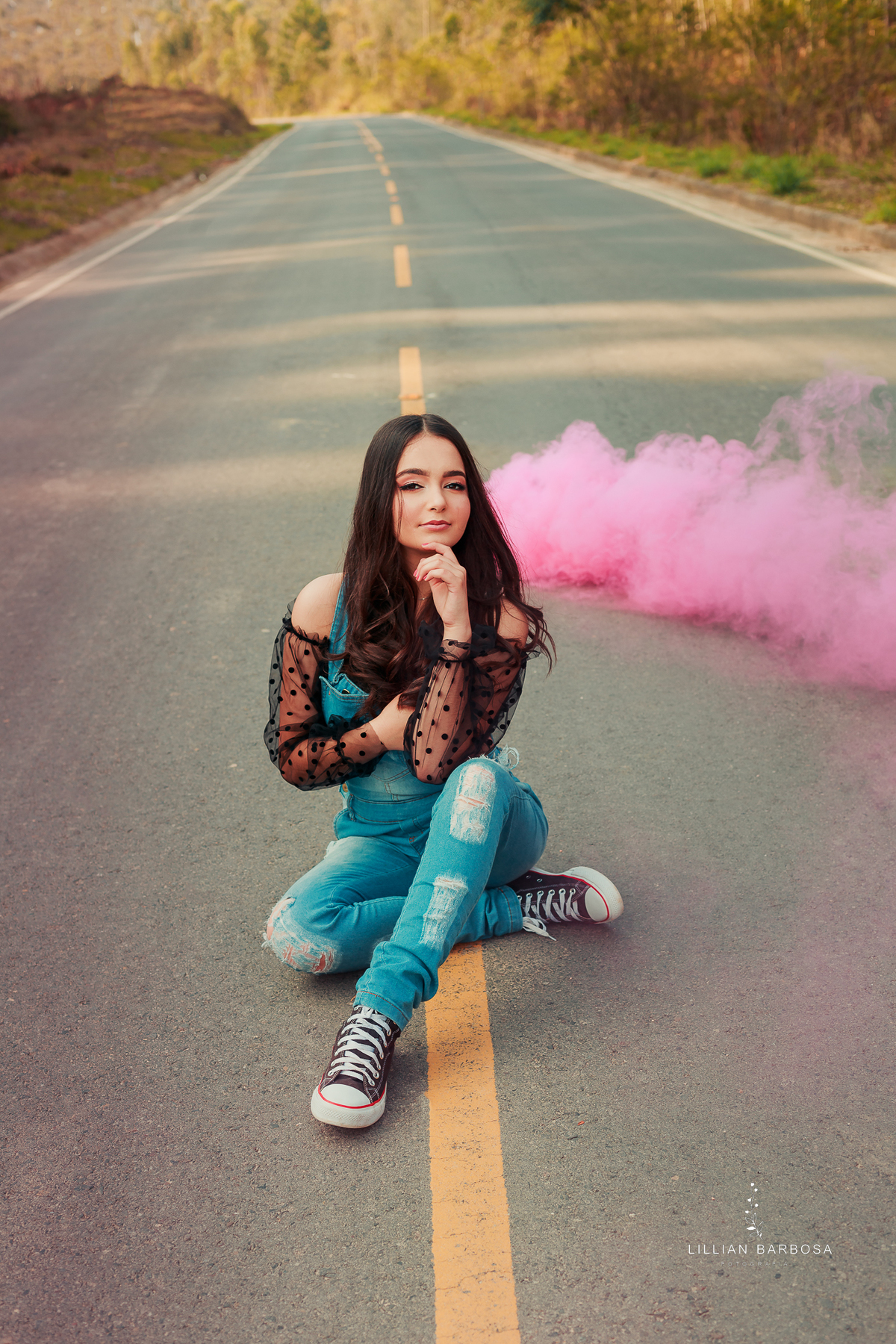 menina-15anos-macacãojeans-croppedpreto-allstar-estrada-fifteen-fumaçarosa-lauromuller-fotógrafadesantacatarina-fotógrafosdesantacatarina-fotógrafadelauromuller-fotógrafosdelauromuller-fotógrafade15anos-fotógrafosde15anos-ensaiode15anos-bookde15anos