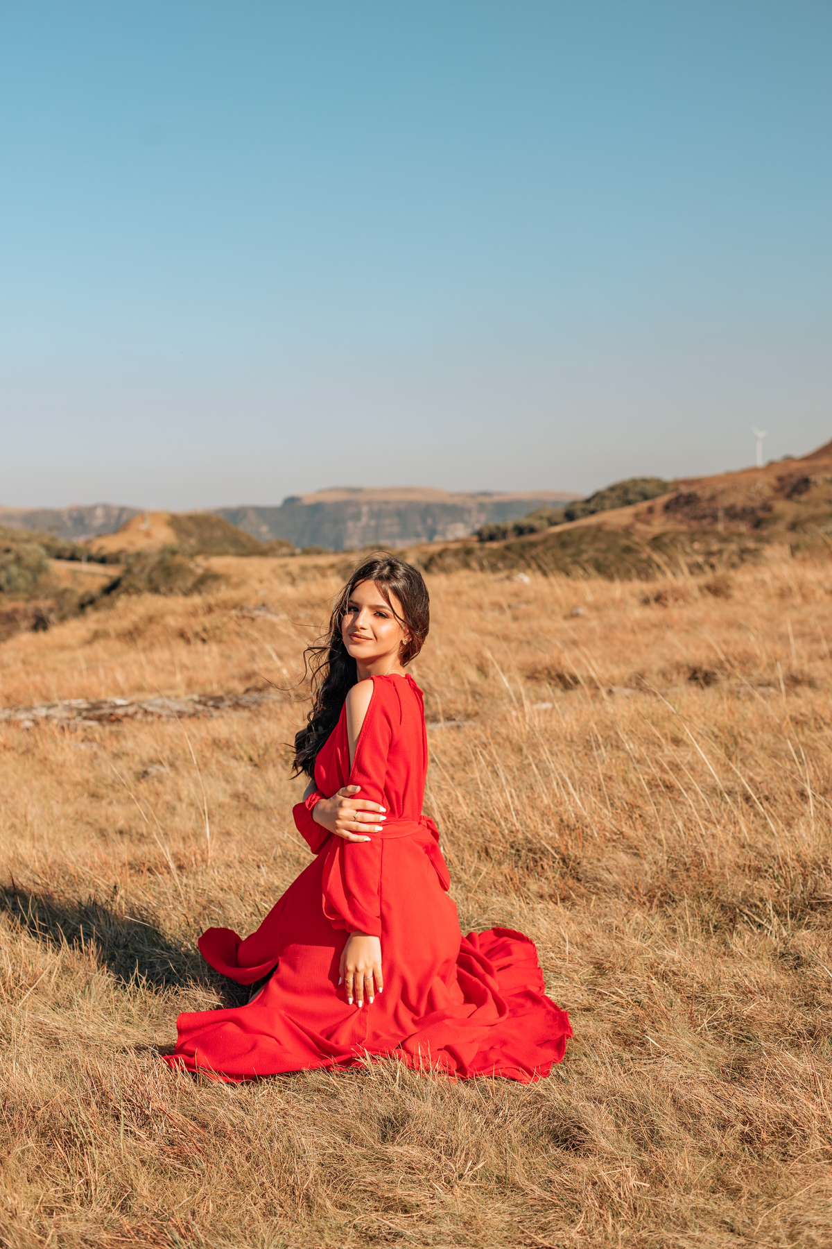 ensaio-de-quinze-anos-book-de-quinze-anos-no-por-do-sol-serra-do-rio-do-rastro-estrada-vestido vermelho-rose-cachoeira-vestido-bege-chapeu-marrom-fotografa-de-lauro-muller-santa-catarina-