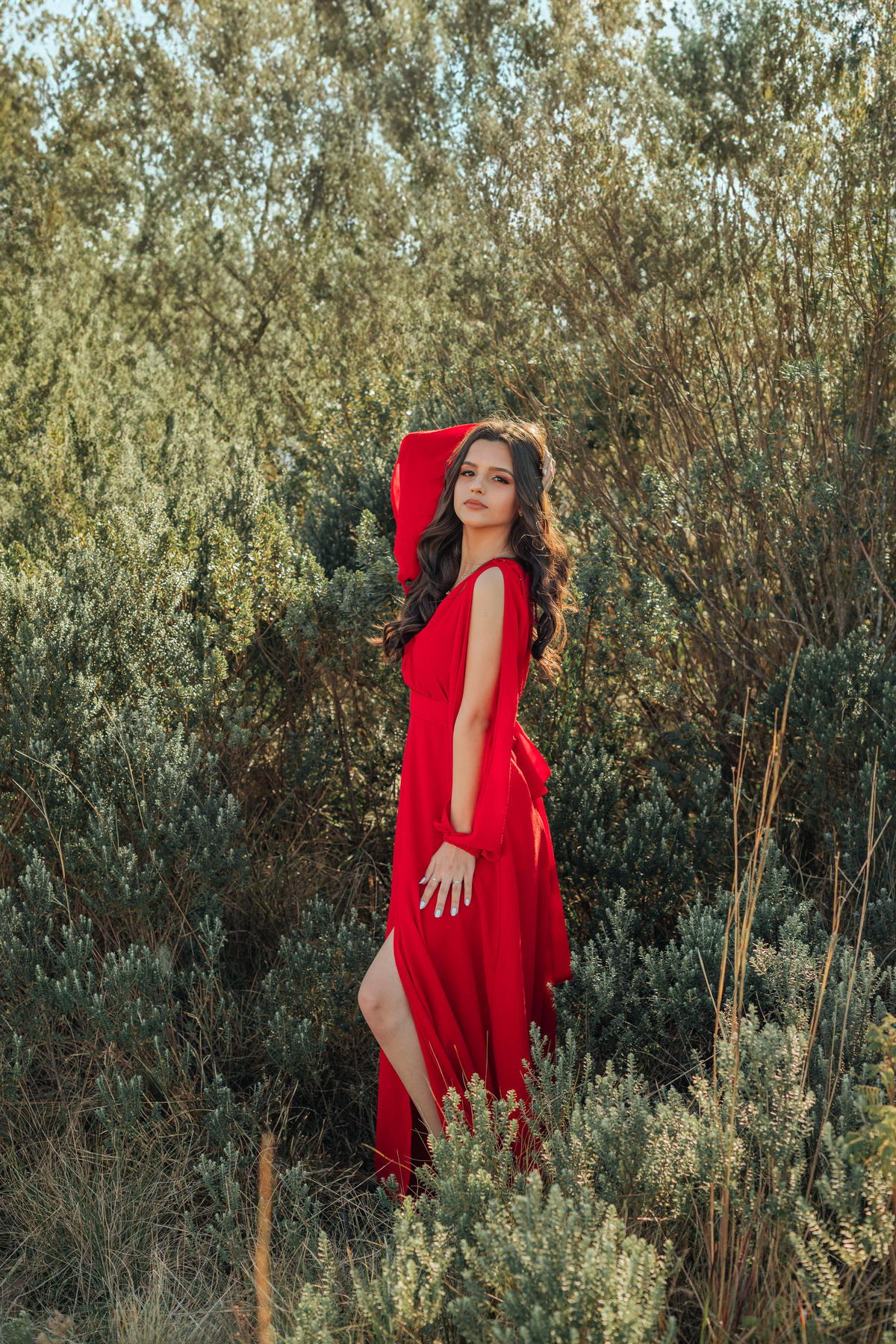 ensaio-de-quinze-anos-book-de-quinze-anos-no-por-do-sol-serra-do-rio-do-rastro-estrada-vestido vermelho-rose-cachoeira-vestido-bege-chapeu-marrom-fotografa-de-lauro-muller-santa-catarina-