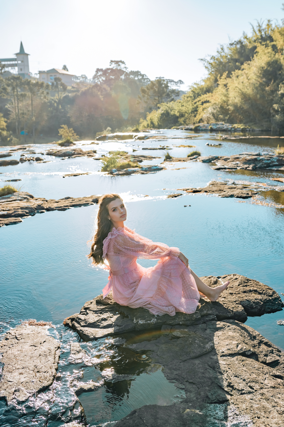 ensaio-de-quinze-anos-book-de-quinze-anos-no-por-do-sol-serra-do-rio-do-rastro-estrada-vestido vermelho-rose-cachoeira-vestido-bege-chapeu-marrom-fotografa-de-lauro-muller-santa-catarina-