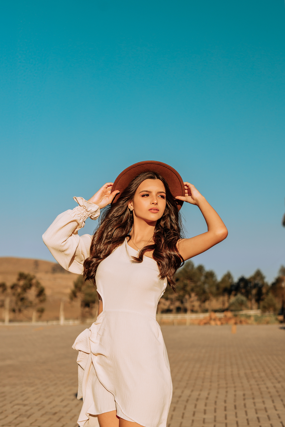 ensaio-de-quinze-anos-book-de-quinze-anos-no-por-do-sol-serra-do-rio-do-rastro-estrada-vestido vermelho-rose-cachoeira-vestido-bege-chapeu-marrom-fotografa-de-lauro-muller-santa-catarina-