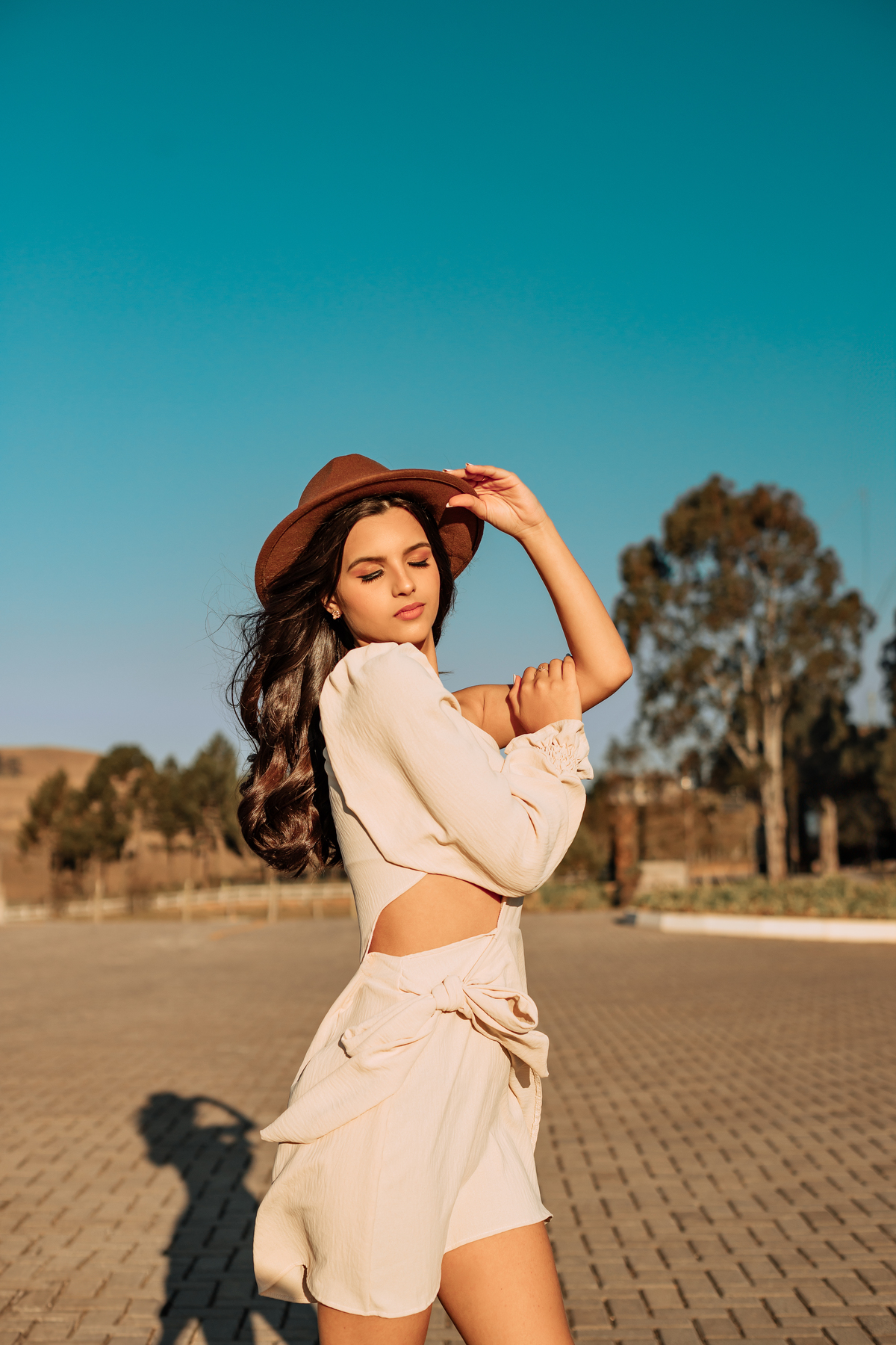 ensaio-de-quinze-anos-book-de-quinze-anos-no-por-do-sol-serra-do-rio-do-rastro-estrada-vestido vermelho-rose-cachoeira-vestido-bege-chapeu-marrom-fotografa-de-lauro-muller-santa-catarina-