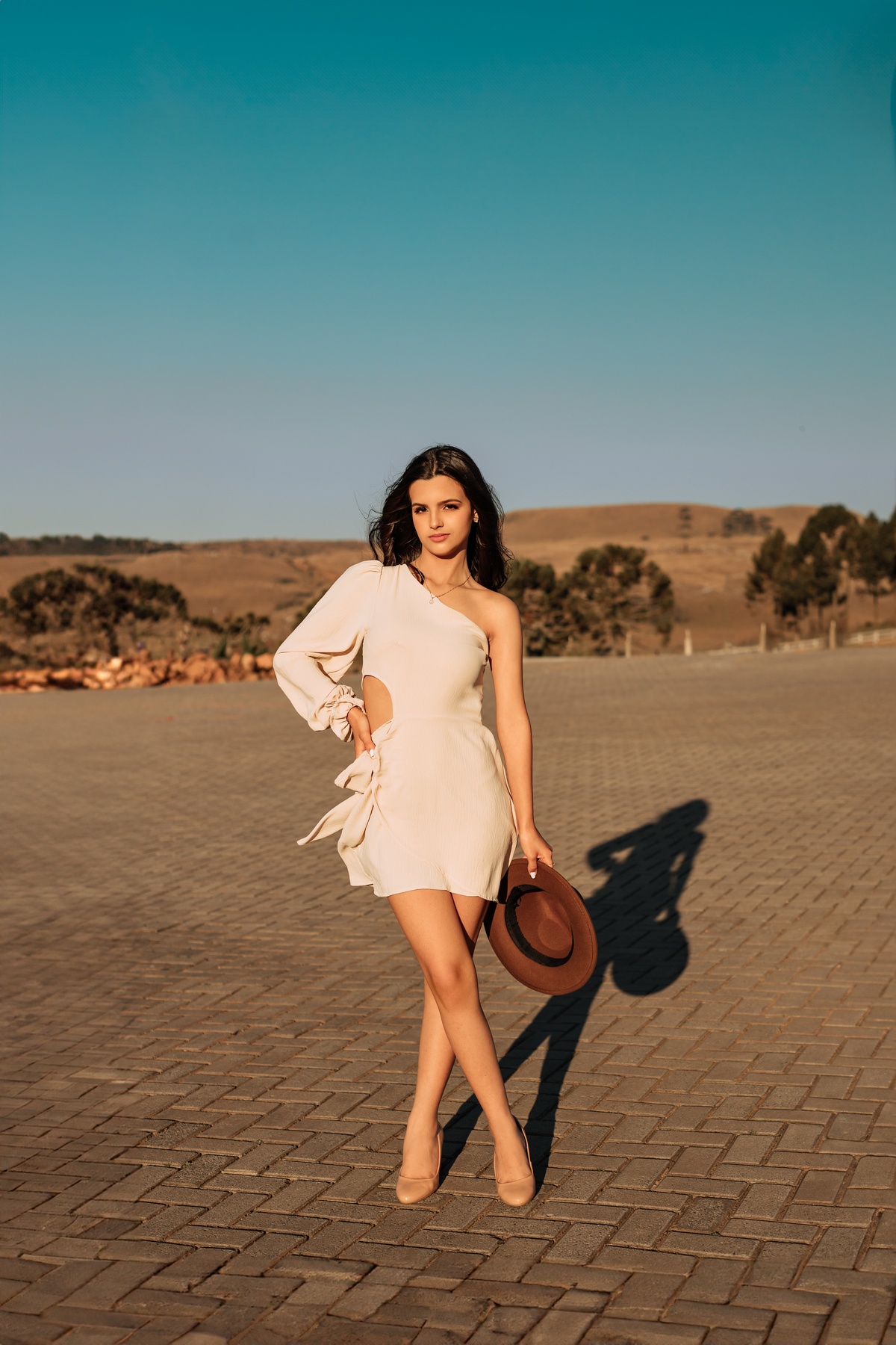 ensaio-de-quinze-anos-book-de-quinze-anos-no-por-do-sol-serra-do-rio-do-rastro-estrada-vestido vermelho-rose-cachoeira-vestido-bege-chapeu-marrom-fotografa-de-lauro-muller-santa-catarina-