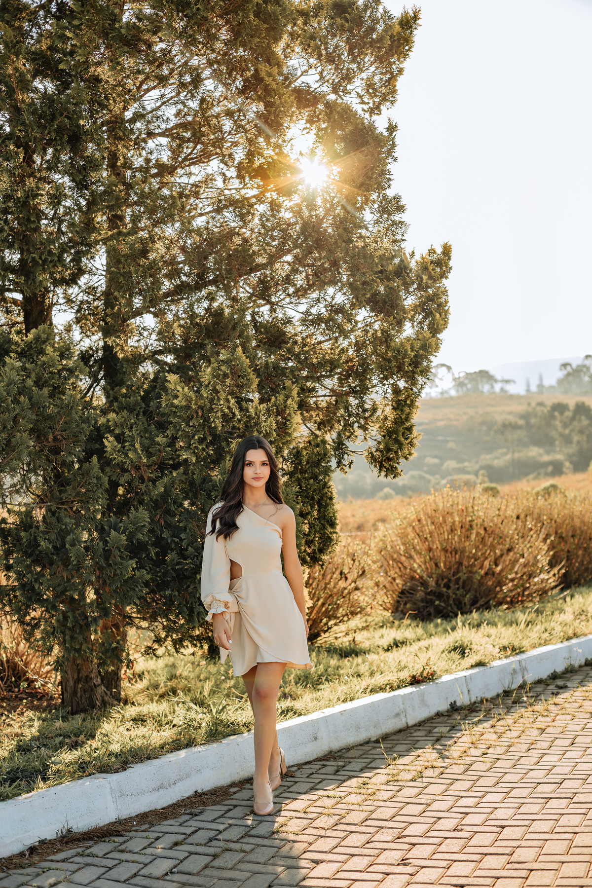 ensaio-de-quinze-anos-book-de-quinze-anos-no-por-do-sol-serra-do-rio-do-rastro-estrada-vestido vermelho-rose-cachoeira-vestido-bege-chapeu-marrom-fotografa-de-lauro-muller-santa-catarina-