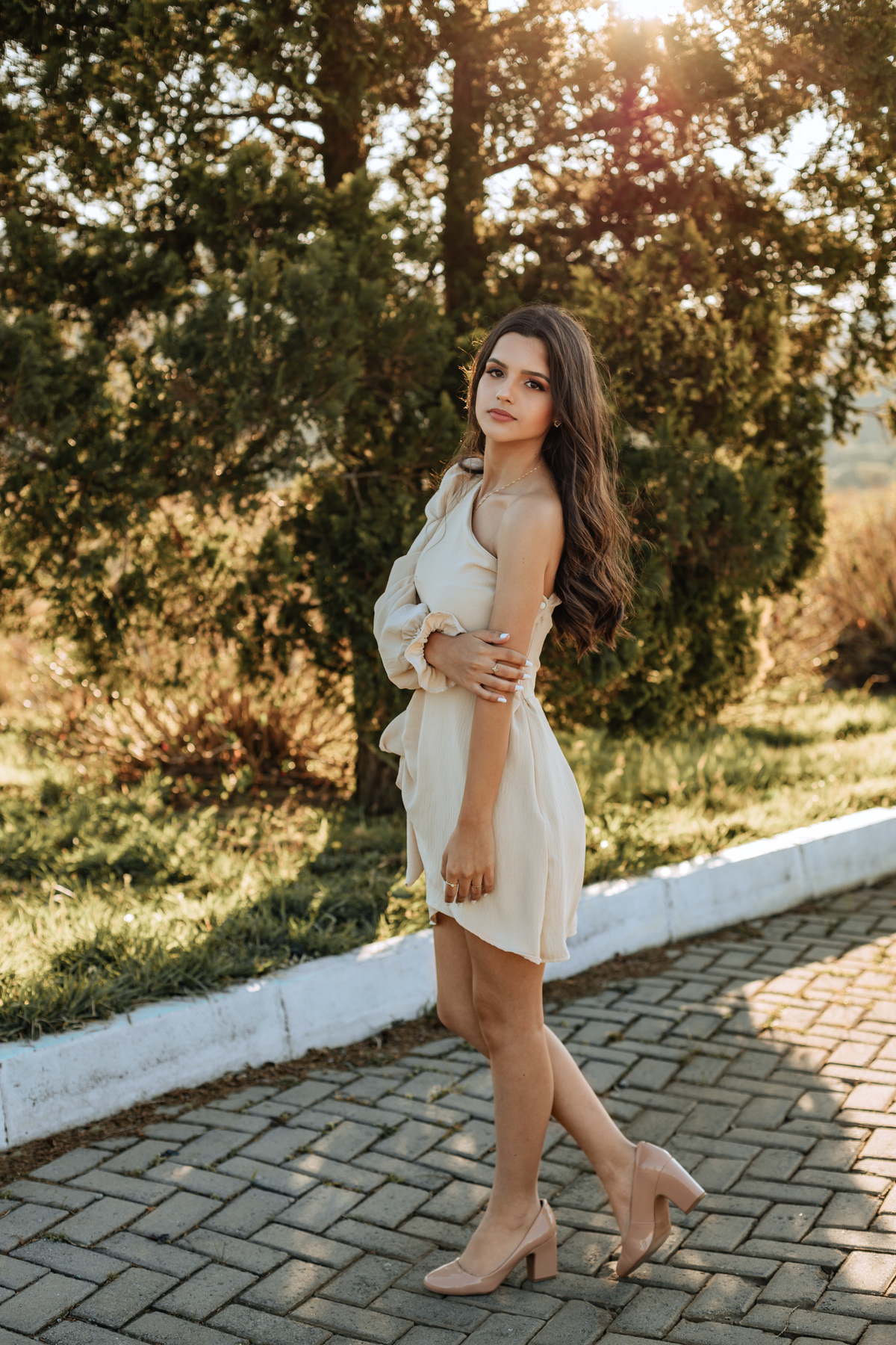 ensaio-de-quinze-anos-book-de-quinze-anos-no-por-do-sol-serra-do-rio-do-rastro-estrada-vestido vermelho-rose-cachoeira-vestido-bege-chapeu-marrom-fotografa-de-lauro-muller-santa-catarina-