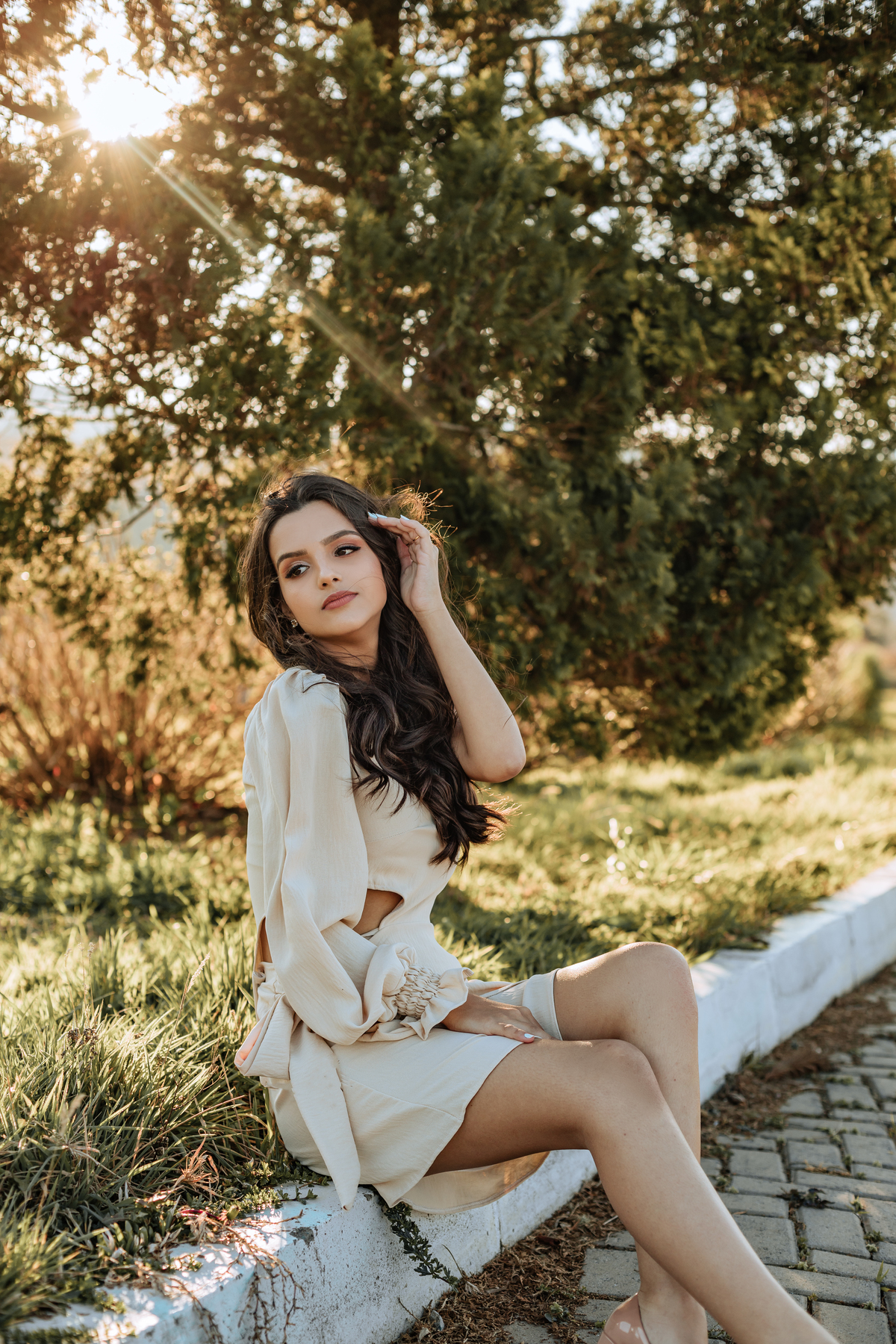 ensaio-de-quinze-anos-book-de-quinze-anos-no-por-do-sol-serra-do-rio-do-rastro-estrada-vestido vermelho-rose-cachoeira-vestido-bege-chapeu-marrom-fotografa-de-lauro-muller-santa-catarina-