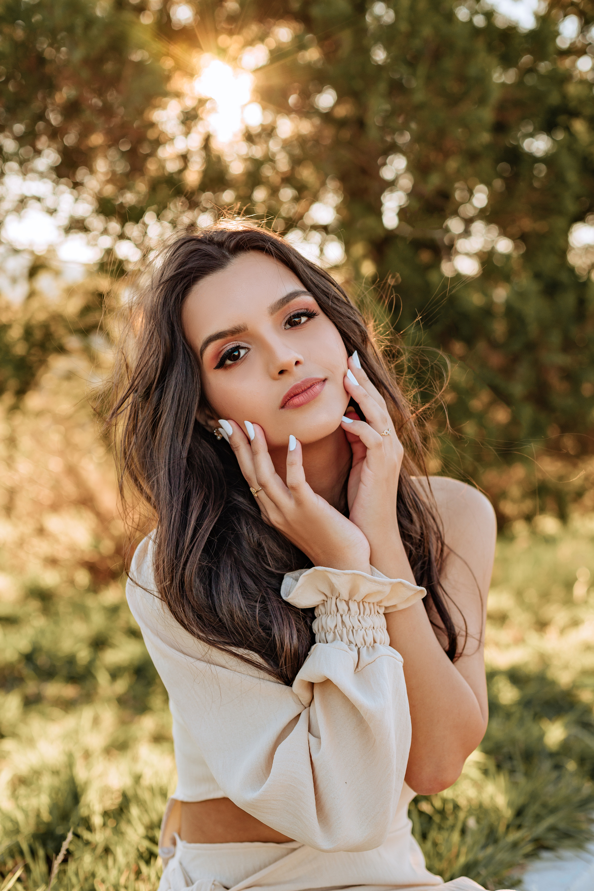 ensaio-de-quinze-anos-book-de-quinze-anos-no-por-do-sol-serra-do-rio-do-rastro-estrada-vestido vermelho-rose-cachoeira-vestido-bege-chapeu-marrom-fotografa-de-lauro-muller-santa-catarina-