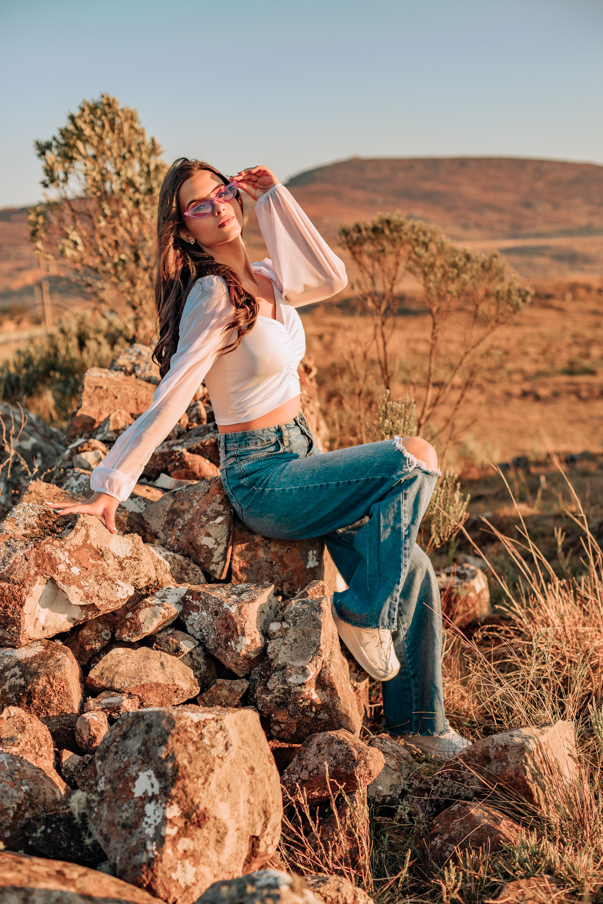 ensaio-de-quinze-anos-book-de-quinze-anos-no-por-do-sol-serra-do-rio-do-rastro-estrada-vestido vermelho-rose-cachoeira-vestido-bege-chapeu-marrom-fotografa-de-lauro-muller-santa-catarina-