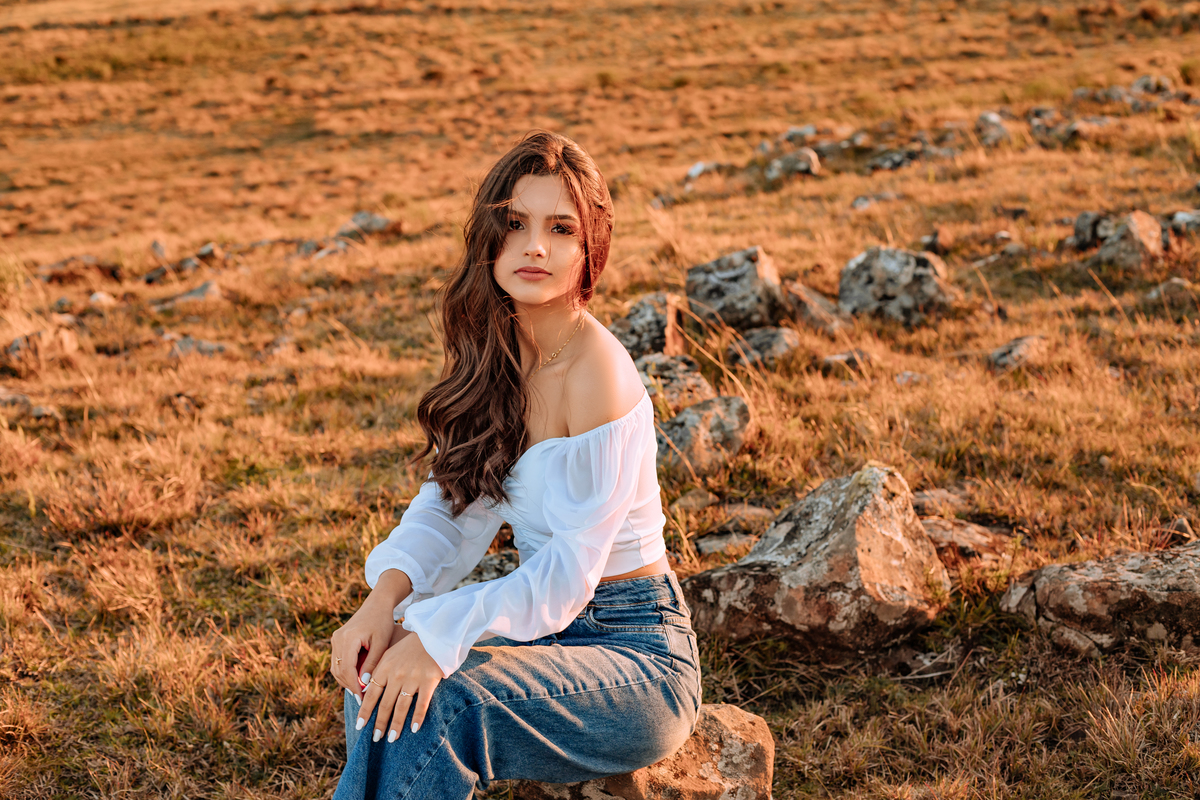 ensaio-de-quinze-anos-book-de-quinze-anos-no-por-do-sol-serra-do-rio-do-rastro-estrada-vestido vermelho-rose-cachoeira-vestido-bege-chapeu-marrom-fotografa-de-lauro-muller-santa-catarina-