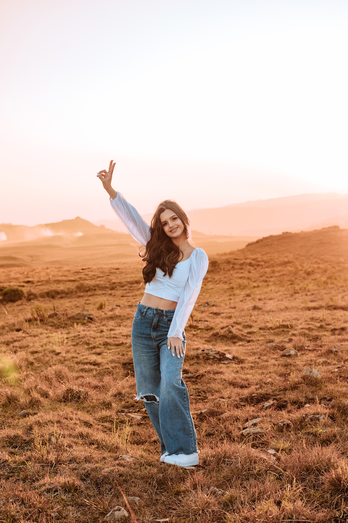 ensaio-de-quinze-anos-book-de-quinze-anos-no-por-do-sol-serra-do-rio-do-rastro-estrada-vestido vermelho-rose-cachoeira-vestido-bege-chapeu-marrom-fotografa-de-lauro-muller-santa-catarina-