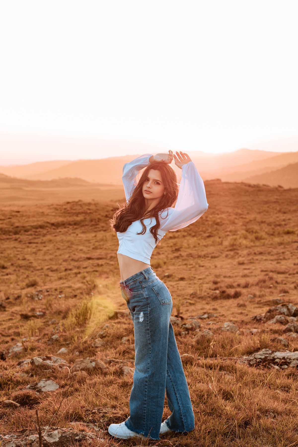 ensaio-de-quinze-anos-book-de-quinze-anos-no-por-do-sol-serra-do-rio-do-rastro-estrada-vestido vermelho-rose-cachoeira-vestido-bege-chapeu-marrom-fotografa-de-lauro-muller-santa-catarina-