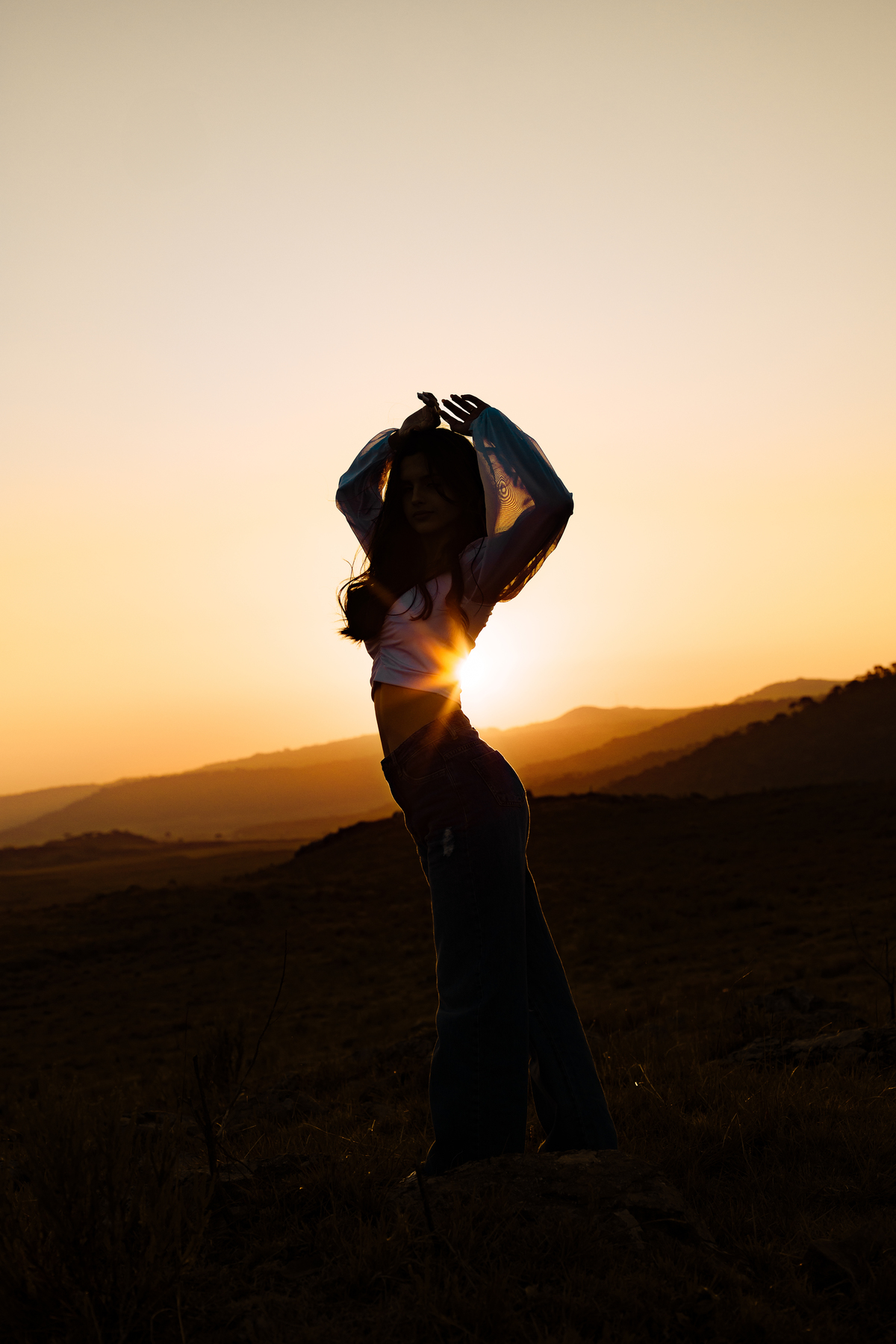 ensaio-de-quinze-anos-book-de-quinze-anos-no-por-do-sol-serra-do-rio-do-rastro-estrada-vestido vermelho-rose-cachoeira-vestido-bege-chapeu-marrom-fotografa-de-lauro-muller-santa-catarina-