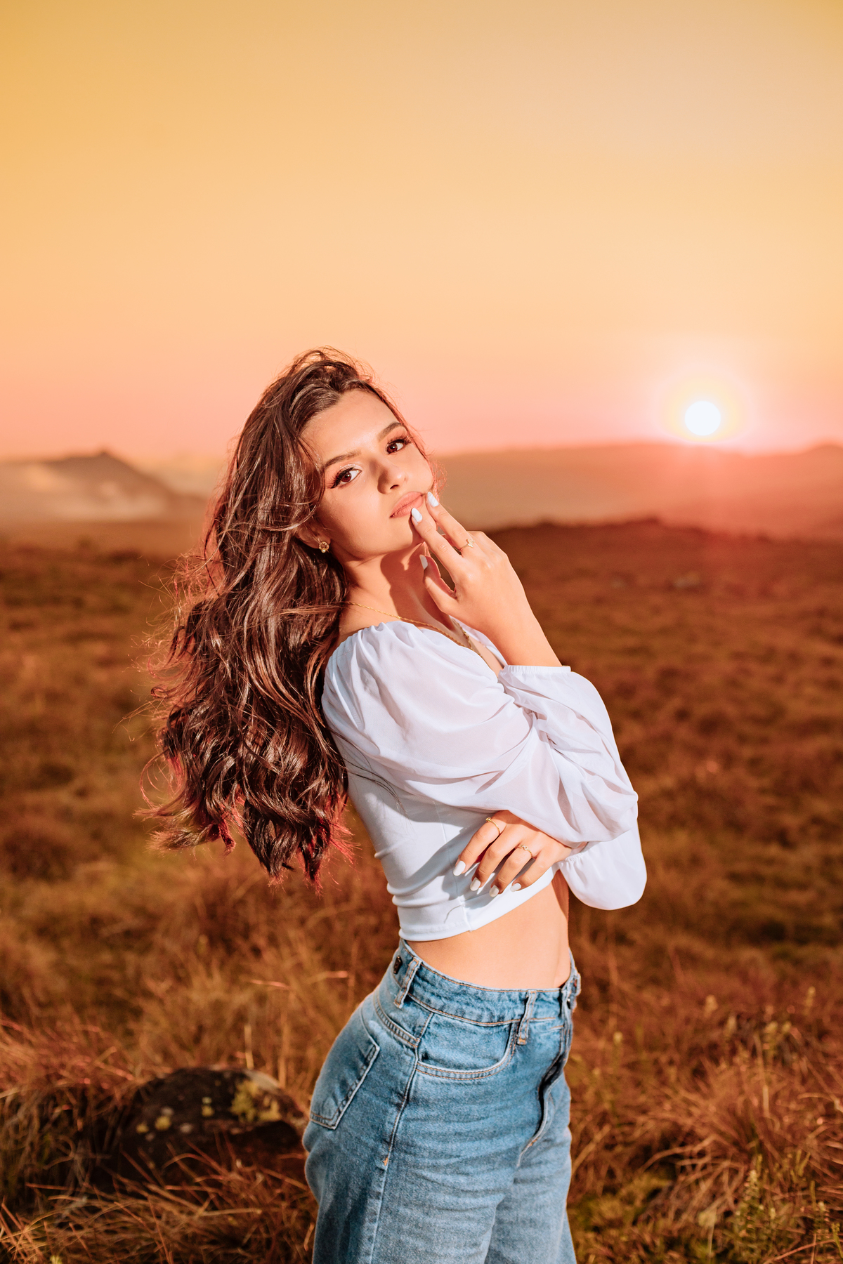 ensaio-de-quinze-anos-book-de-quinze-anos-no-por-do-sol-serra-do-rio-do-rastro-estrada-vestido vermelho-rose-cachoeira-vestido-bege-chapeu-marrom-fotografa-de-lauro-muller-santa-catarina-