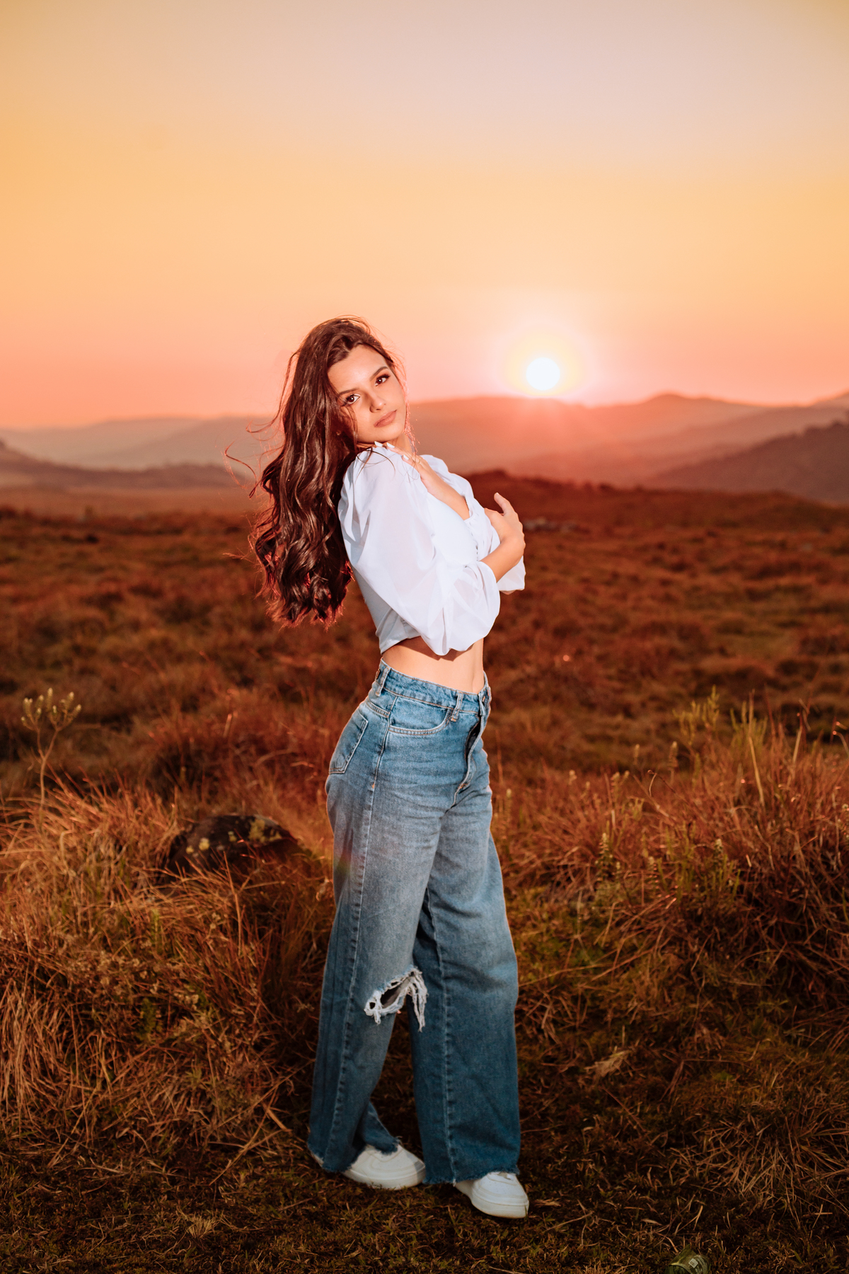 ensaio-de-quinze-anos-book-de-quinze-anos-no-por-do-sol-serra-do-rio-do-rastro-estrada-vestido vermelho-rose-cachoeira-vestido-bege-chapeu-marrom-fotografa-de-lauro-muller-santa-catarina-