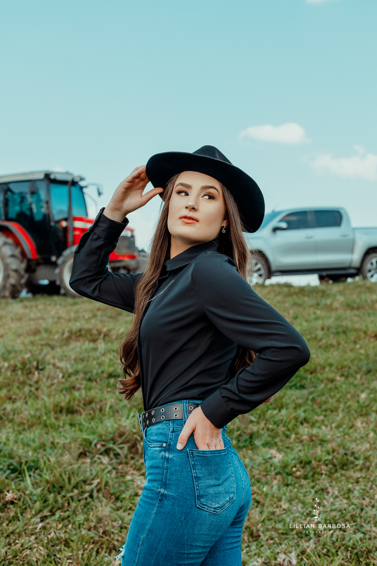ensaio-de-quinze-anos-book-de-quinze-anos-no-por-do-sol-fazenda-com trator-e-carro-agrogirl-cachoeira-vestido azul-preto-fotografa-de-lauro-muller-santa-catarina-
