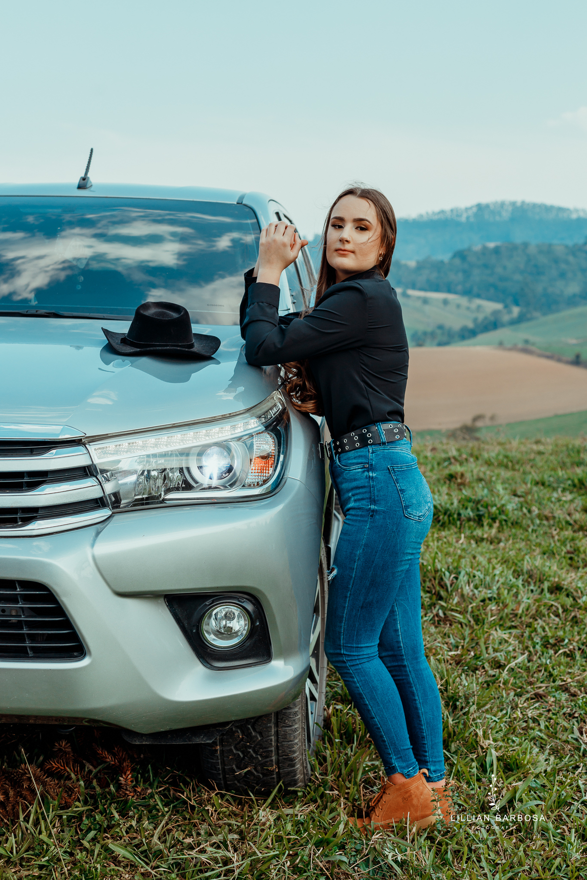 ensaio-de-quinze-anos-book-de-quinze-anos-no-por-do-sol-fazenda-com trator-e-carro-agrogirl-cachoeira-vestido azul-preto-fotografa-de-lauro-muller-santa-catarina-