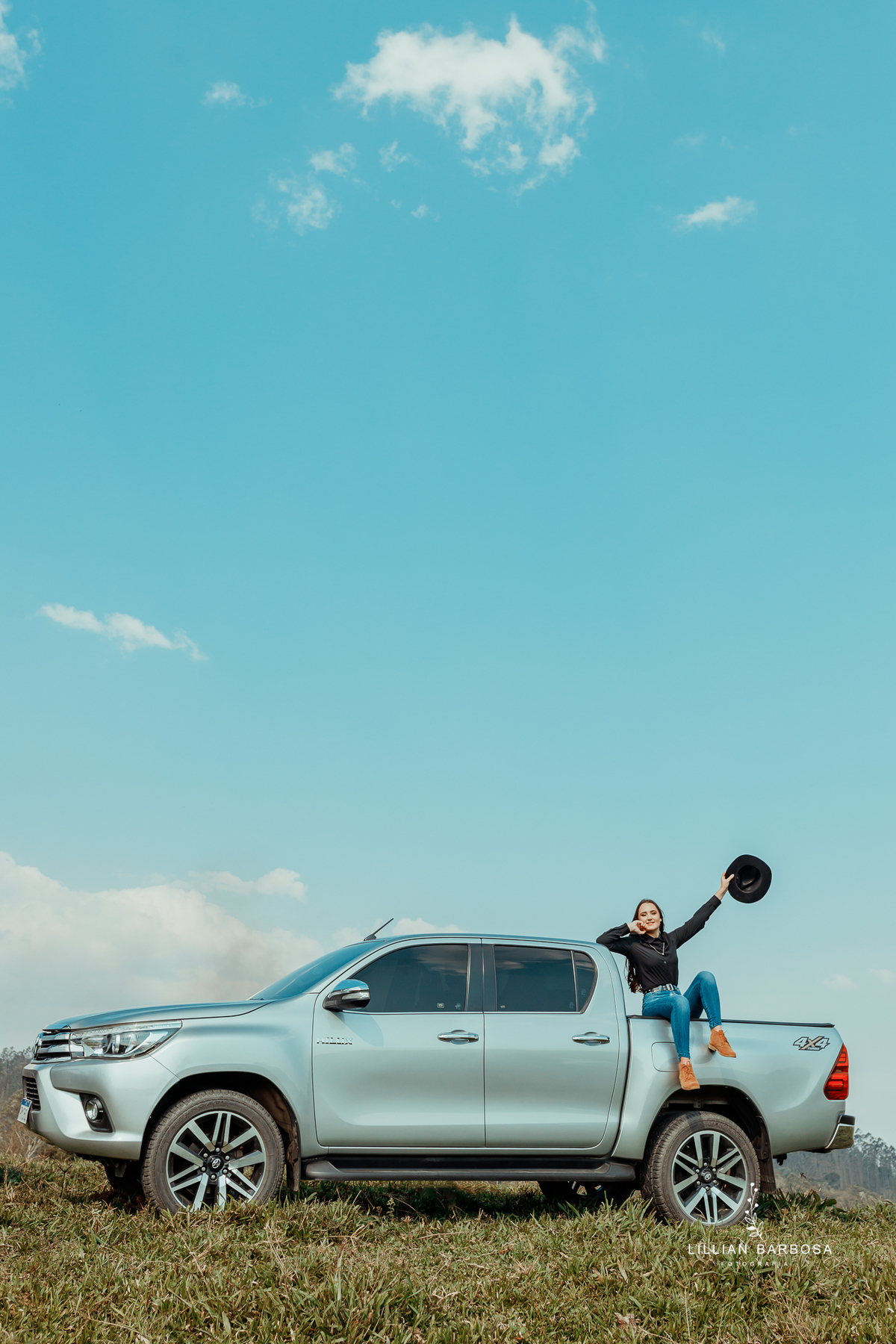 ensaio-de-quinze-anos-book-de-quinze-anos-no-por-do-sol-fazenda-com trator-e-carro-agrogirl-cachoeira-vestido azul-preto-fotografa-de-lauro-muller-santa-catarina-