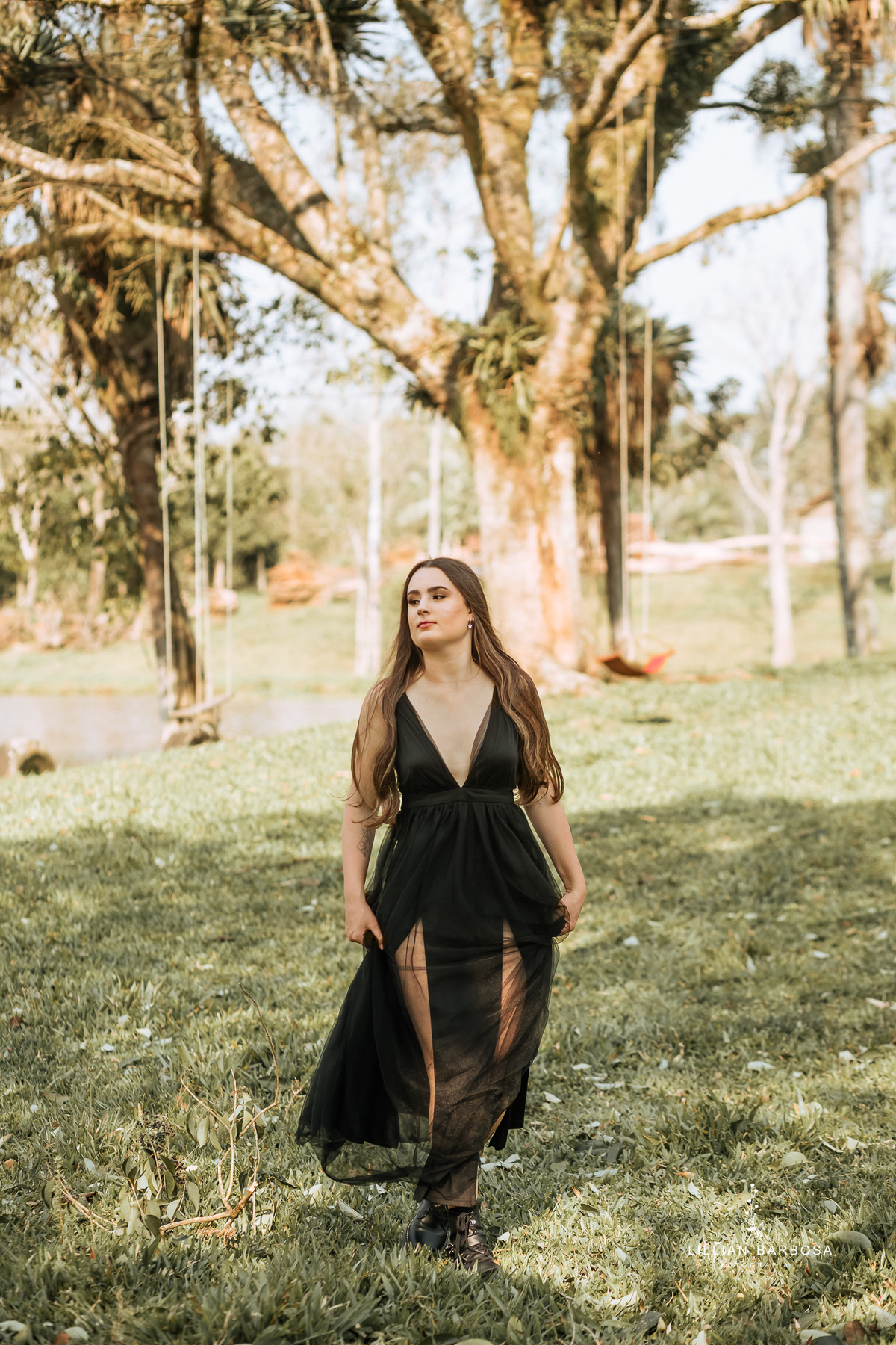 ensaio-de-quinze-anos-book-de-quinze-anos-no-por-do-sol-fazenda-com trator-e-carro-agrogirl-cachoeira-vestido azul-preto-fotografa-de-lauro-muller-santa-catarina-