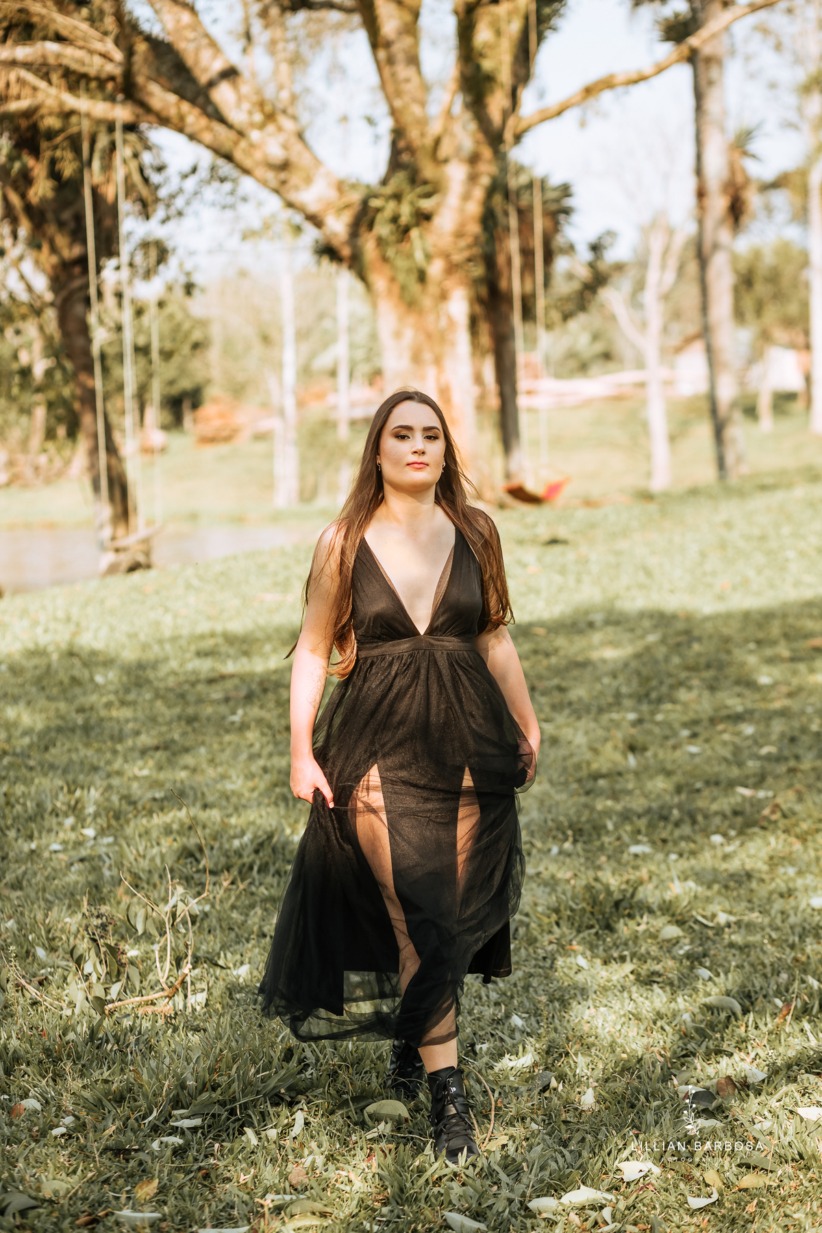ensaio-de-quinze-anos-book-de-quinze-anos-no-por-do-sol-fazenda-com trator-e-carro-agrogirl-cachoeira-vestido azul-preto-fotografa-de-lauro-muller-santa-catarina-