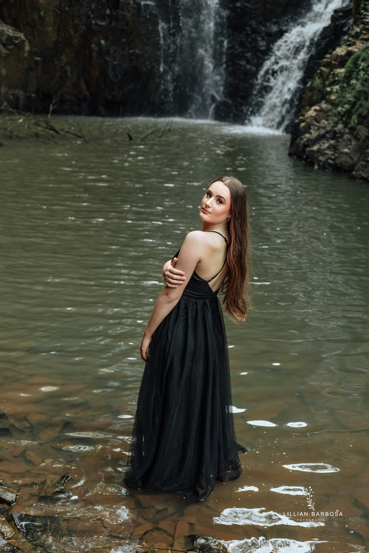 ensaio-de-quinze-anos-book-de-quinze-anos-no-por-do-sol-fazenda-com trator-e-carro-agrogirl-cachoeira-vestido azul-preto-fotografa-de-lauro-muller-santa-catarina-