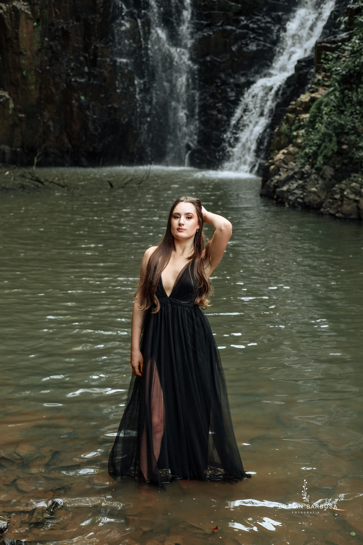 ensaio-de-quinze-anos-book-de-quinze-anos-no-por-do-sol-fazenda-com trator-e-carro-agrogirl-cachoeira-vestido azul-preto-fotografa-de-lauro-muller-santa-catarina-