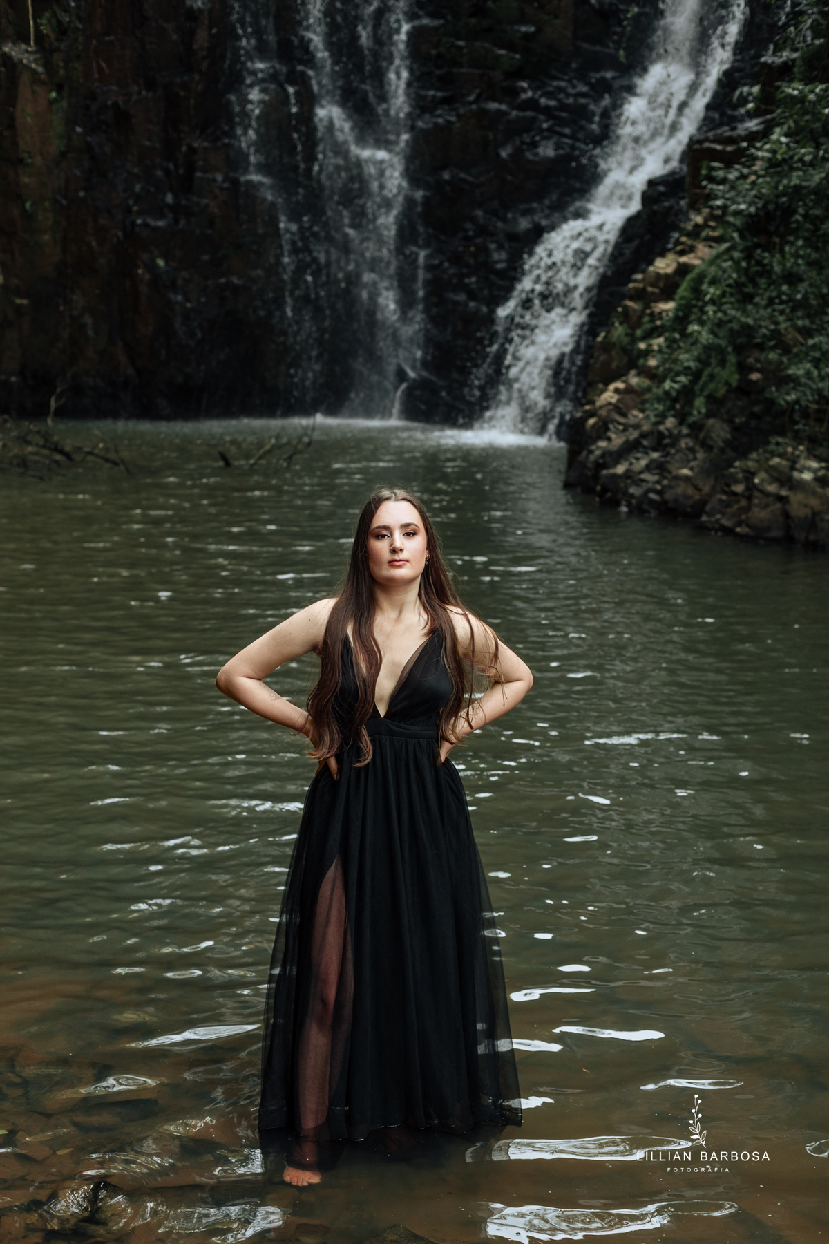 ensaio-de-quinze-anos-book-de-quinze-anos-no-por-do-sol-fazenda-com trator-e-carro-agrogirl-cachoeira-vestido azul-preto-fotografa-de-lauro-muller-santa-catarina-