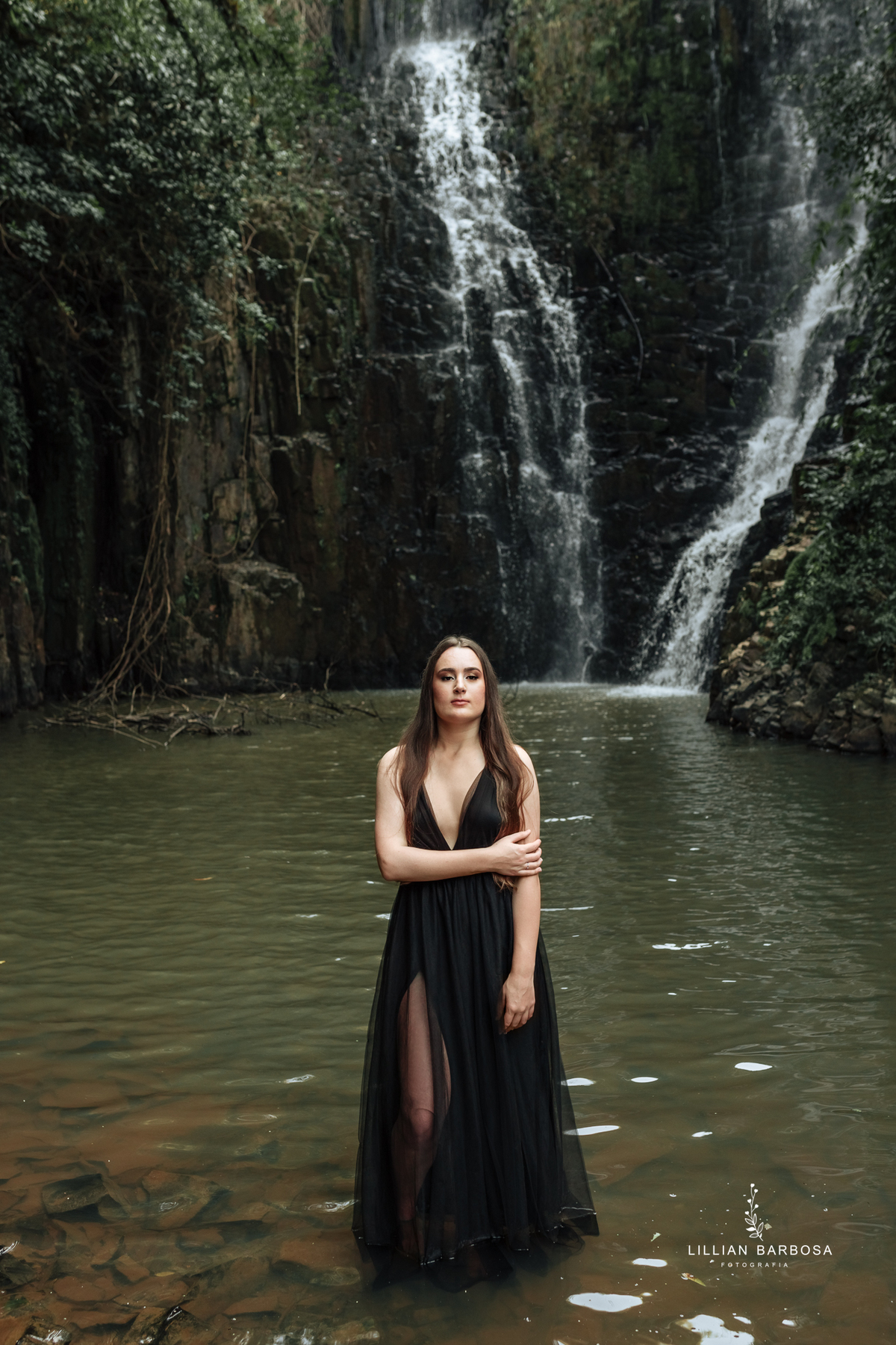 ensaio-de-quinze-anos-book-de-quinze-anos-no-por-do-sol-fazenda-com trator-e-carro-agrogirl-cachoeira-vestido azul-preto-fotografa-de-lauro-muller-santa-catarina-