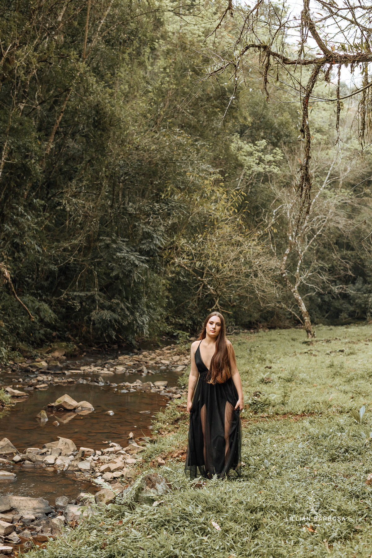 ensaio-de-quinze-anos-book-de-quinze-anos-no-por-do-sol-fazenda-com trator-e-carro-agrogirl-cachoeira-vestido azul-preto-fotografa-de-lauro-muller-santa-catarina-