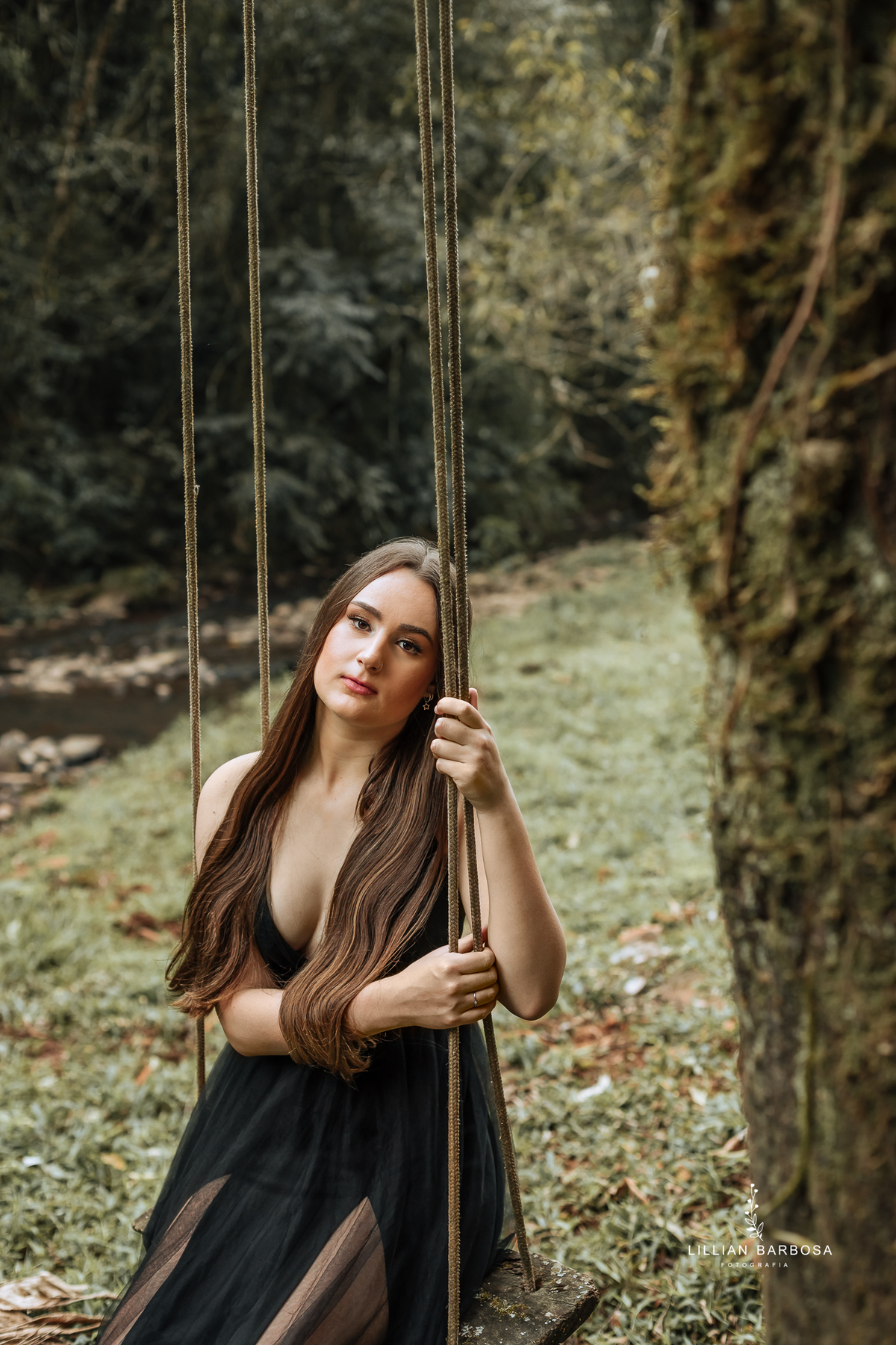 ensaio-de-quinze-anos-book-de-quinze-anos-no-por-do-sol-fazenda-com trator-e-carro-agrogirl-cachoeira-vestido azul-preto-fotografa-de-lauro-muller-santa-catarina-