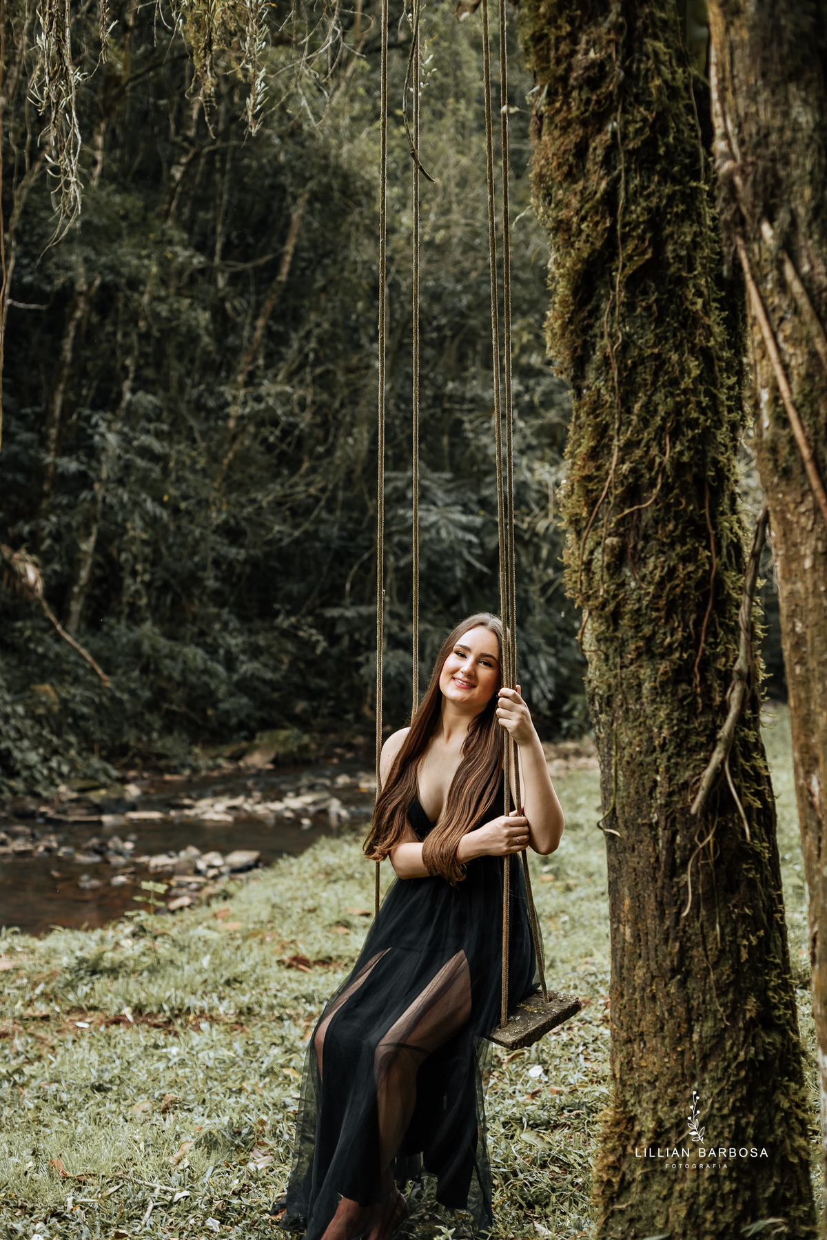 ensaio-de-quinze-anos-book-de-quinze-anos-no-por-do-sol-fazenda-com trator-e-carro-agrogirl-cachoeira-vestido azul-preto-fotografa-de-lauro-muller-santa-catarina-