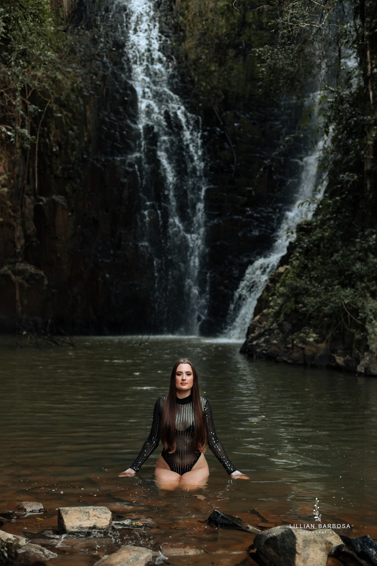 ensaio-de-quinze-anos-book-de-quinze-anos-no-por-do-sol-fazenda-com trator-e-carro-agrogirl-cachoeira-vestido azul-preto-fotografa-de-lauro-muller-santa-catarina-
