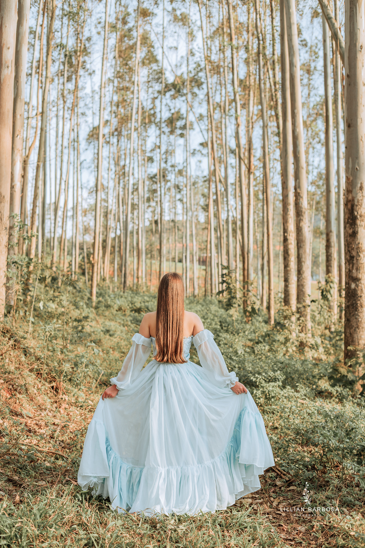 ensaio-de-quinze-anos-book-de-quinze-anos-no-por-do-sol-fazenda-com trator-e-carro-agrogirl-cachoeira-vestido azul-preto-fotografa-de-lauro-muller-santa-catarina-