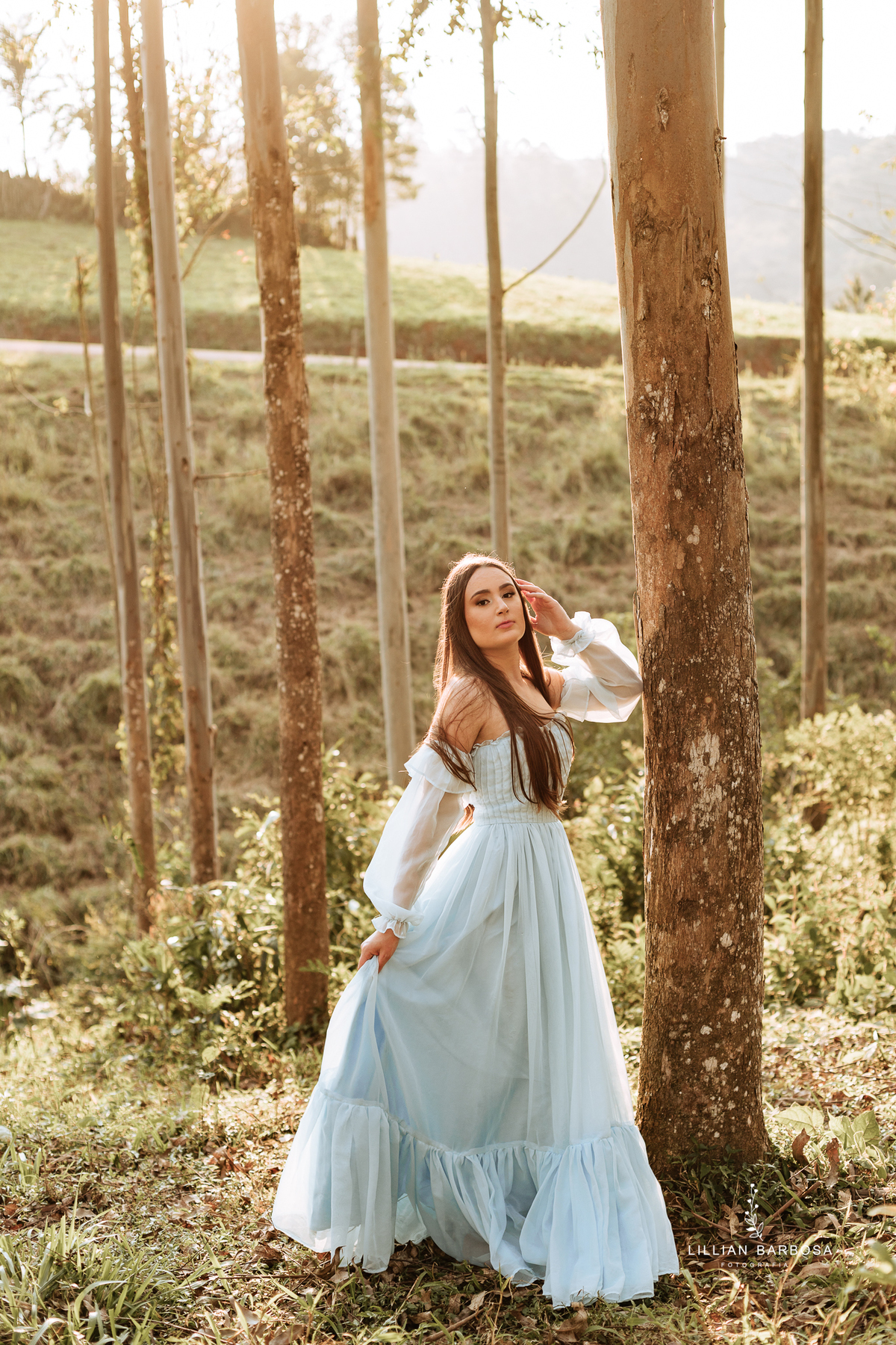 ensaio-de-quinze-anos-book-de-quinze-anos-no-por-do-sol-fazenda-com trator-e-carro-agrogirl-cachoeira-vestido azul-preto-fotografa-de-lauro-muller-santa-catarina-