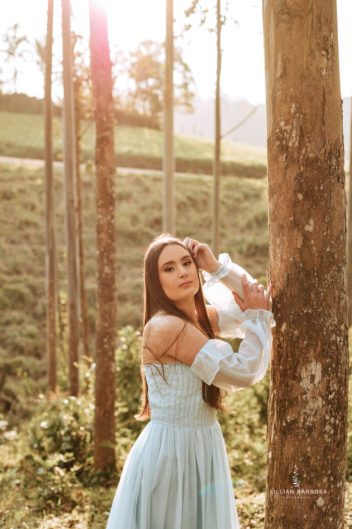 ensaio-de-quinze-anos-book-de-quinze-anos-no-por-do-sol-fazenda-com trator-e-carro-agrogirl-cachoeira-vestido azul-preto-fotografa-de-lauro-muller-santa-catarina-