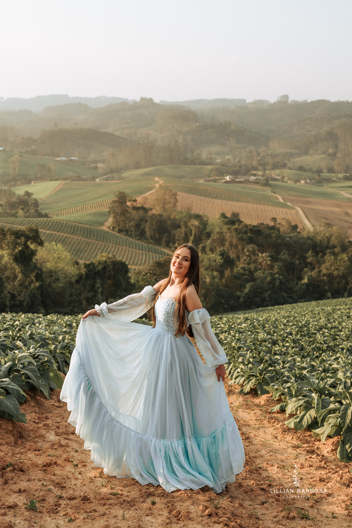 ensaio-de-quinze-anos-book-de-quinze-anos-no-por-do-sol-fazenda-com trator-e-carro-agrogirl-cachoeira-vestido azul-preto-fotografa-de-lauro-muller-santa-catarina-