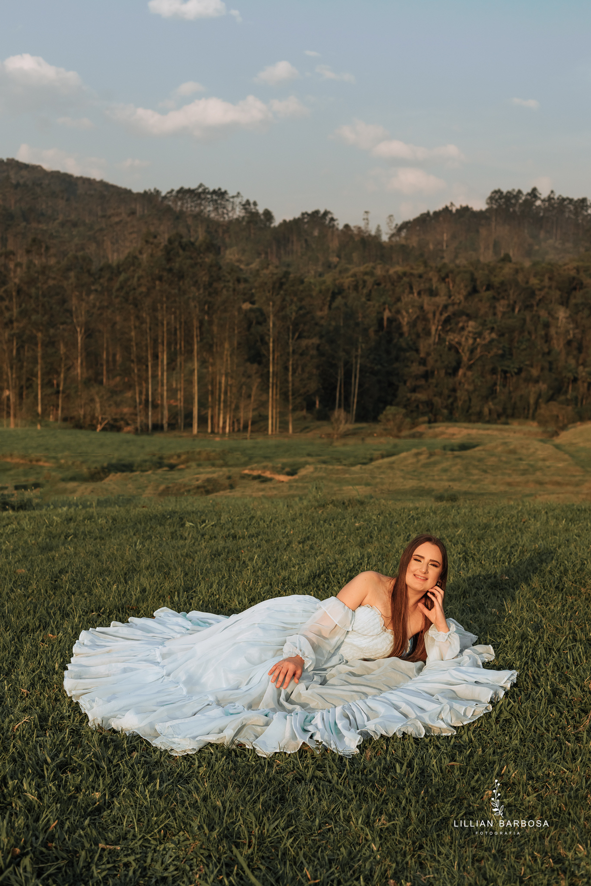 ensaio-de-quinze-anos-book-de-quinze-anos-no-por-do-sol-fazenda-com trator-e-carro-agrogirl-cachoeira-vestido azul-preto-fotografa-de-lauro-muller-santa-catarina-