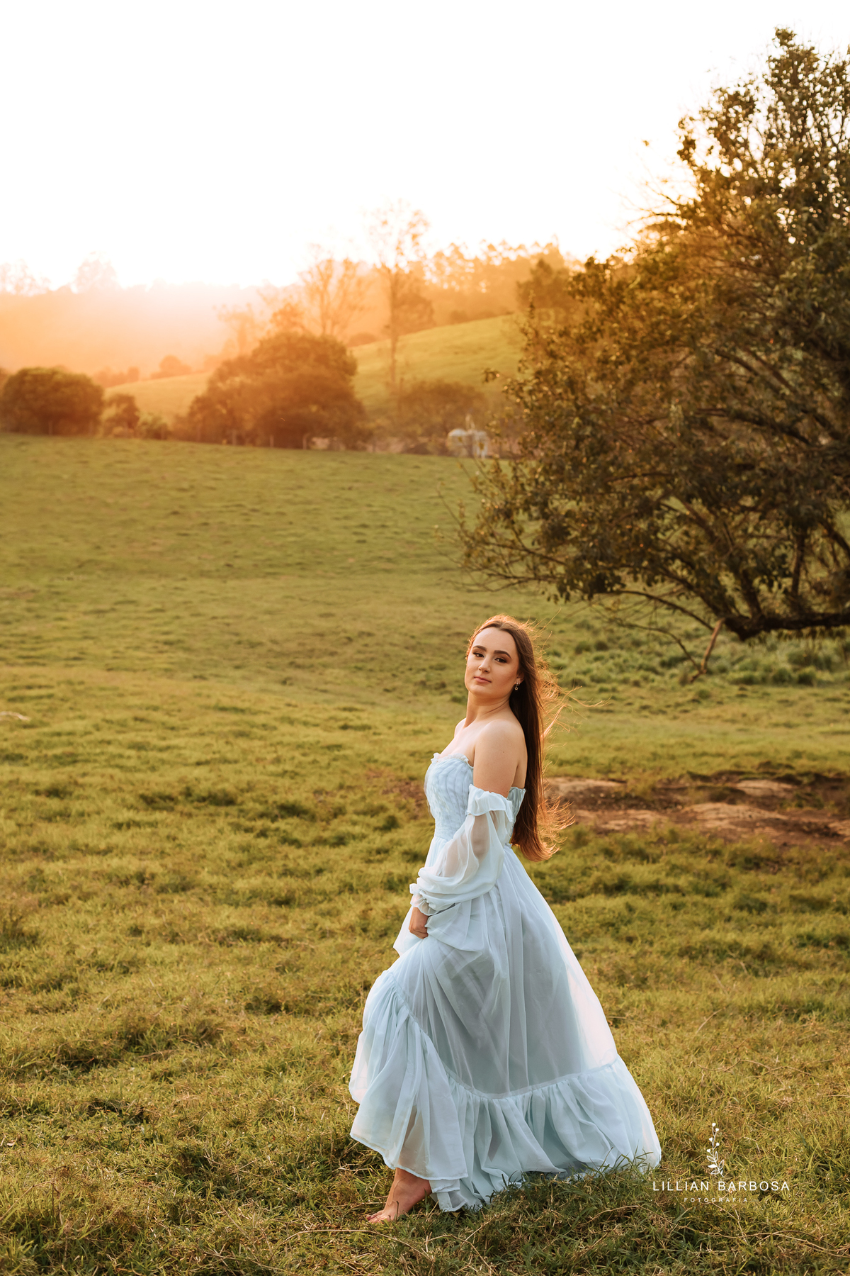 ensaio-de-quinze-anos-book-de-quinze-anos-no-por-do-sol-fazenda-com trator-e-carro-agrogirl-cachoeira-vestido azul-preto-fotografa-de-lauro-muller-santa-catarina-