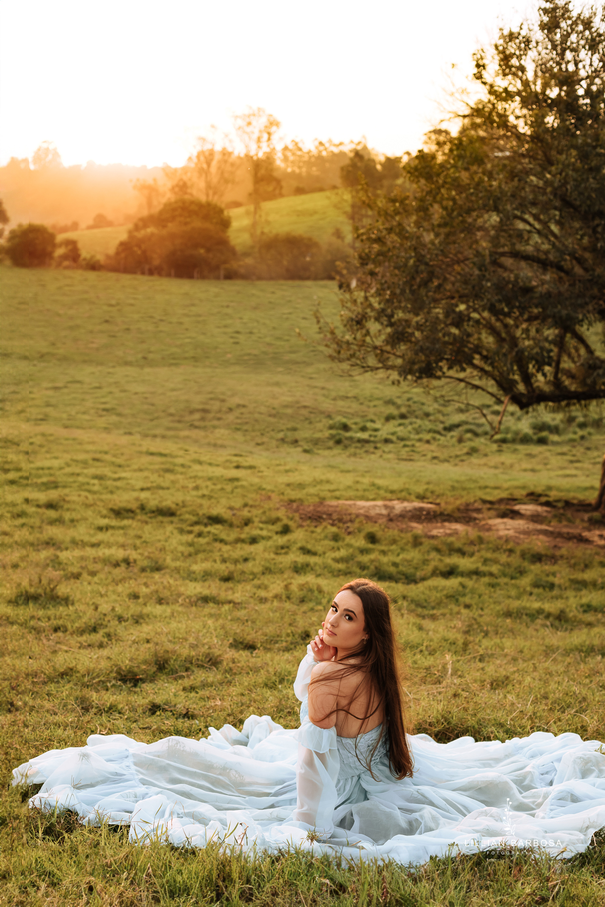 ensaio-de-quinze-anos-book-de-quinze-anos-no-por-do-sol-fazenda-com trator-e-carro-agrogirl-cachoeira-vestido azul-preto-fotografa-de-lauro-muller-santa-catarina-