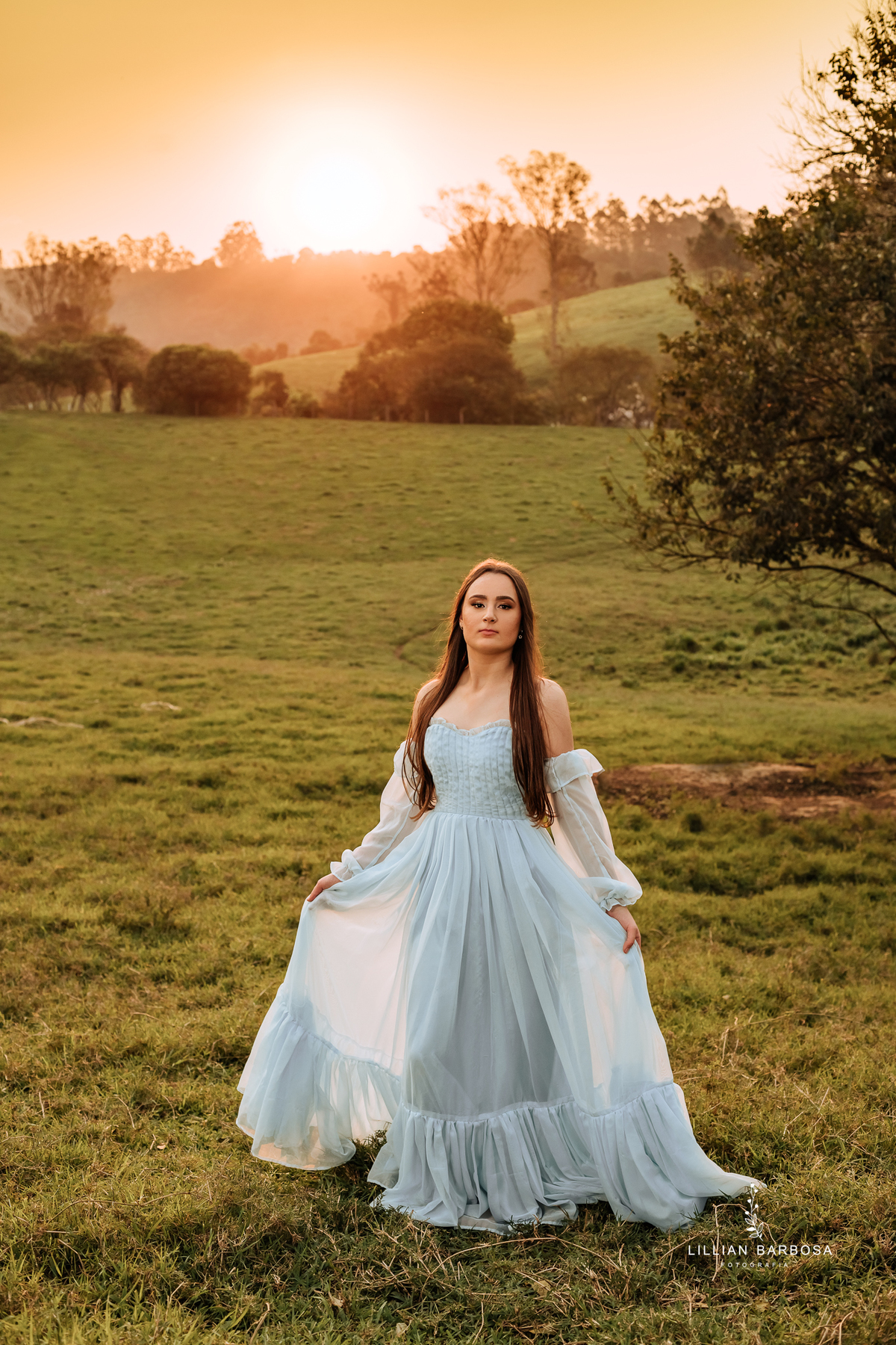 ensaio-de-quinze-anos-book-de-quinze-anos-no-por-do-sol-fazenda-com trator-e-carro-agrogirl-cachoeira-vestido azul-preto-fotografa-de-lauro-muller-santa-catarina-
