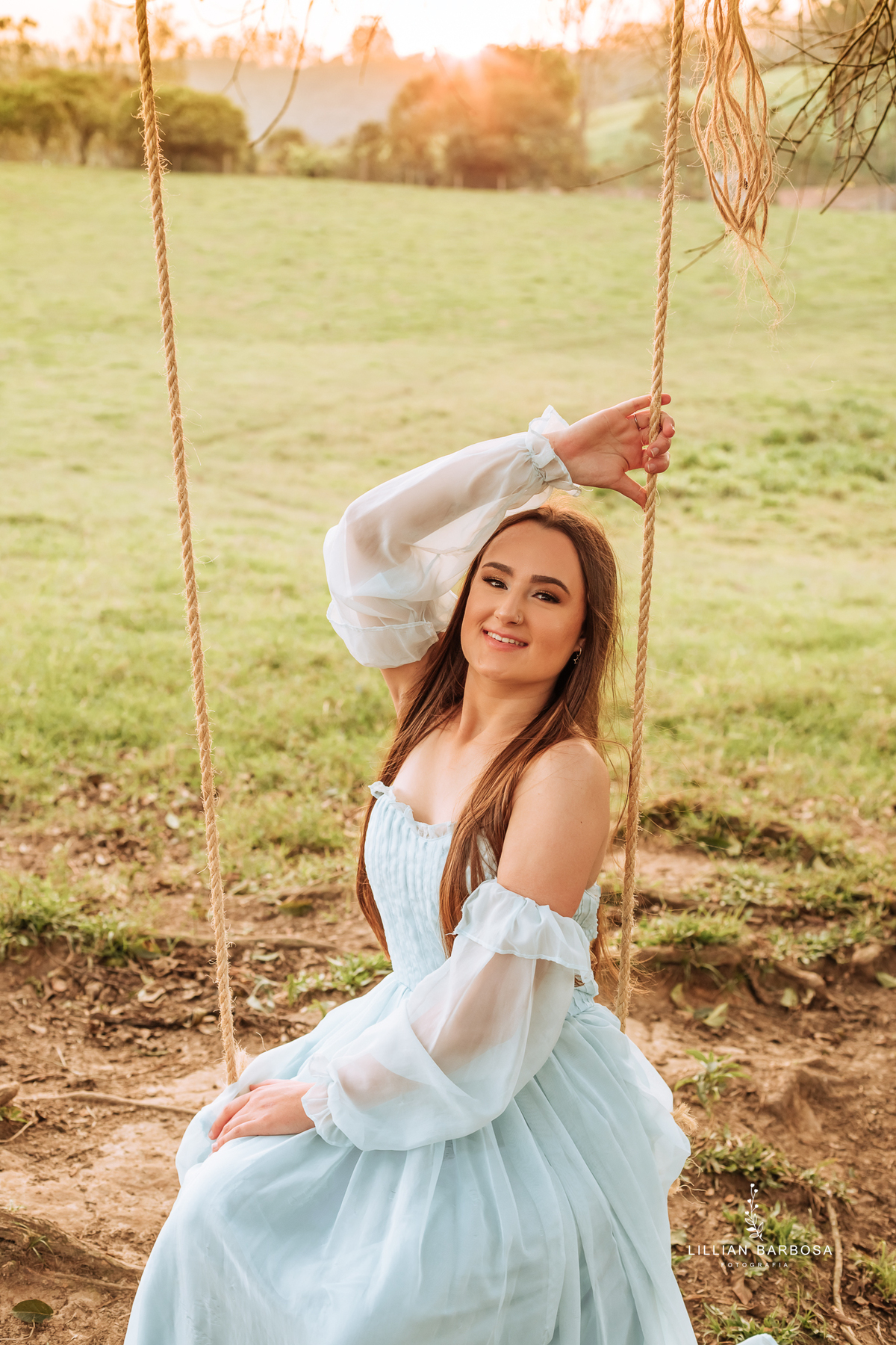 ensaio-de-quinze-anos-book-de-quinze-anos-no-por-do-sol-fazenda-com trator-e-carro-agrogirl-cachoeira-vestido azul-preto-fotografa-de-lauro-muller-santa-catarina-