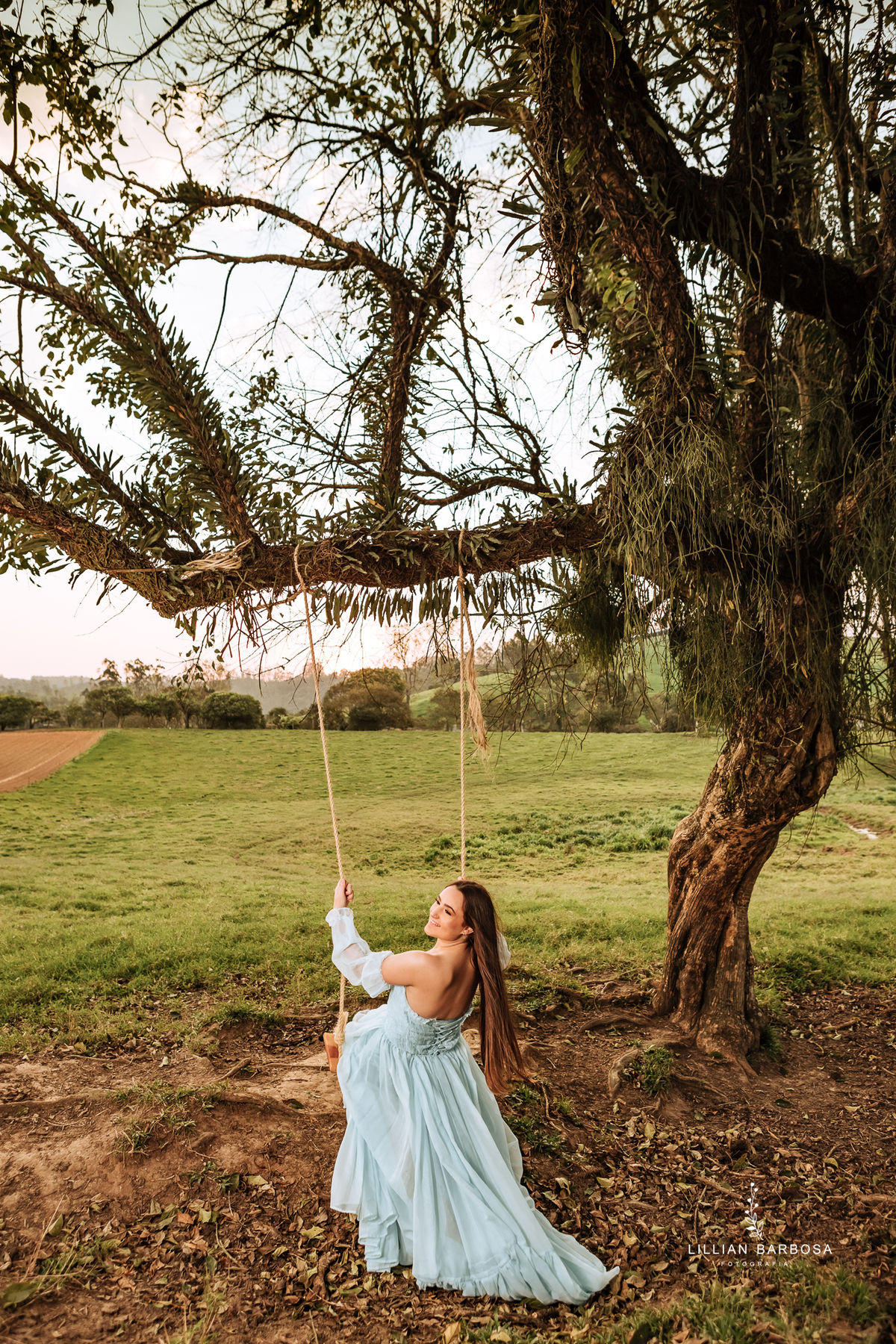 ensaio-de-quinze-anos-book-de-quinze-anos-no-por-do-sol-fazenda-com trator-e-carro-agrogirl-cachoeira-vestido azul-preto-fotografa-de-lauro-muller-santa-catarina-