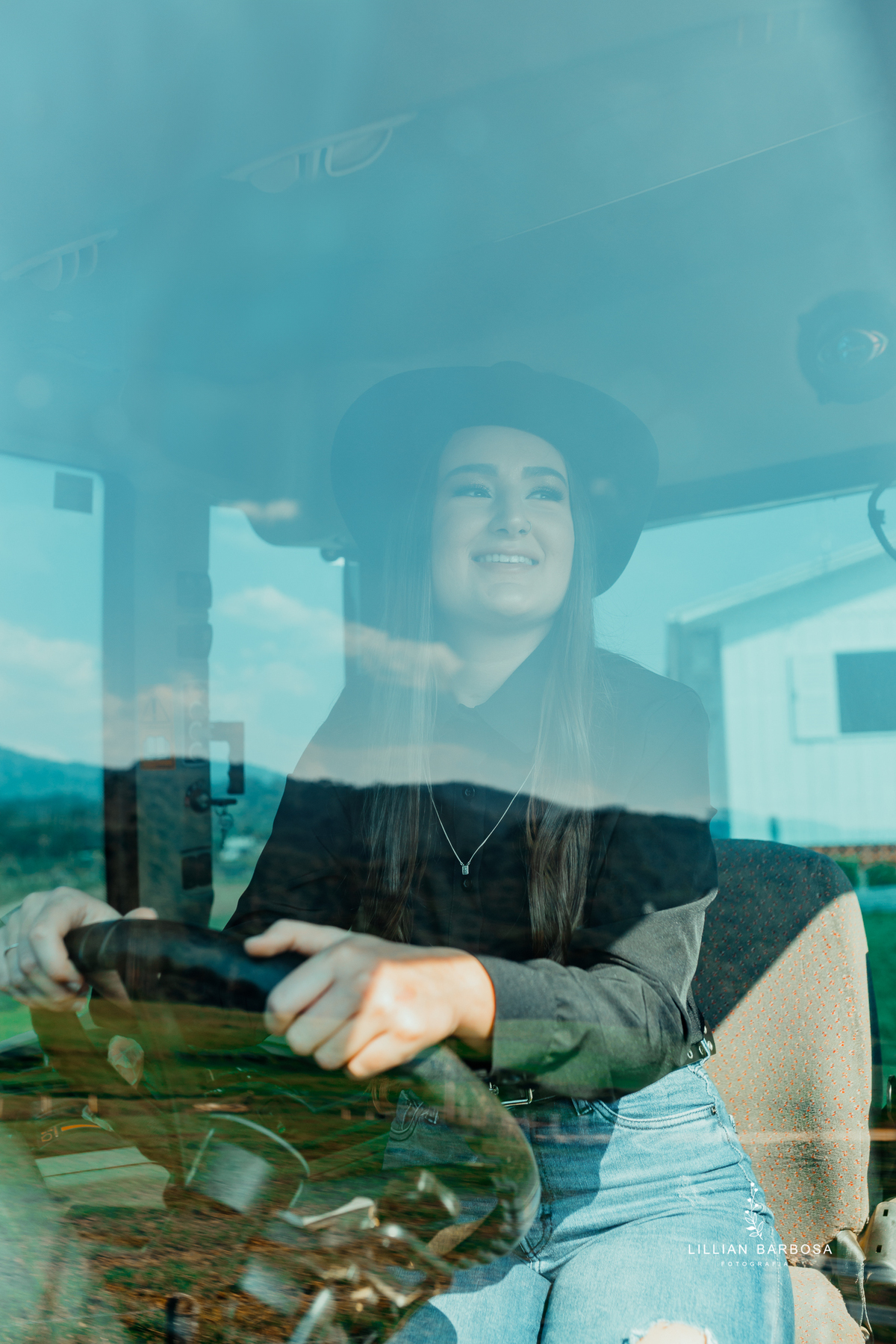 ensaio-de-quinze-anos-book-de-quinze-anos-no-por-do-sol-fazenda-com trator-e-carro-agrogirl-cachoeira-vestido azul-preto-fotografa-de-lauro-muller-santa-catarina-