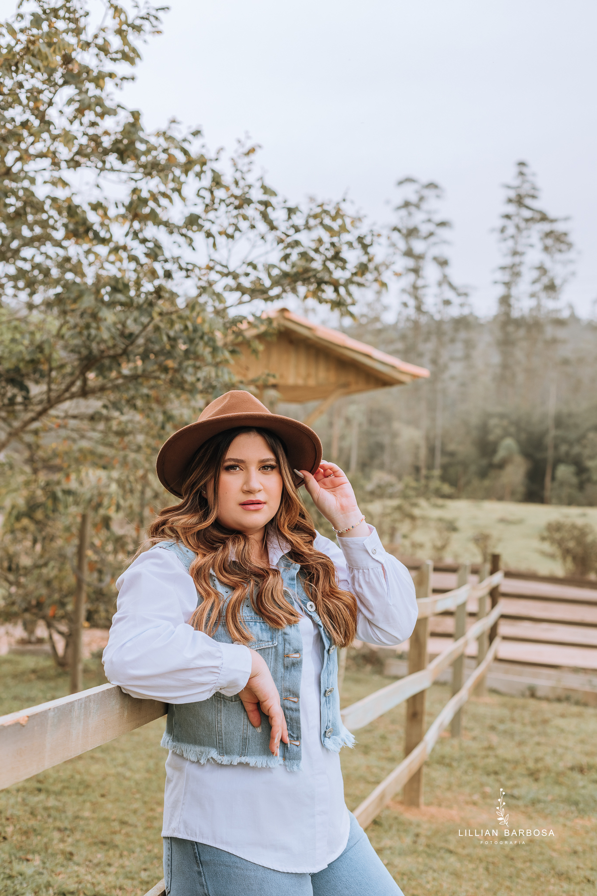 ensaio-de-quinze-anos-book-de-quinze-anos-no-atelie-daniela-nagel-com-cavalo-branco-mc-donalds--fotografa-de-lauro-muller-santa-catarina-