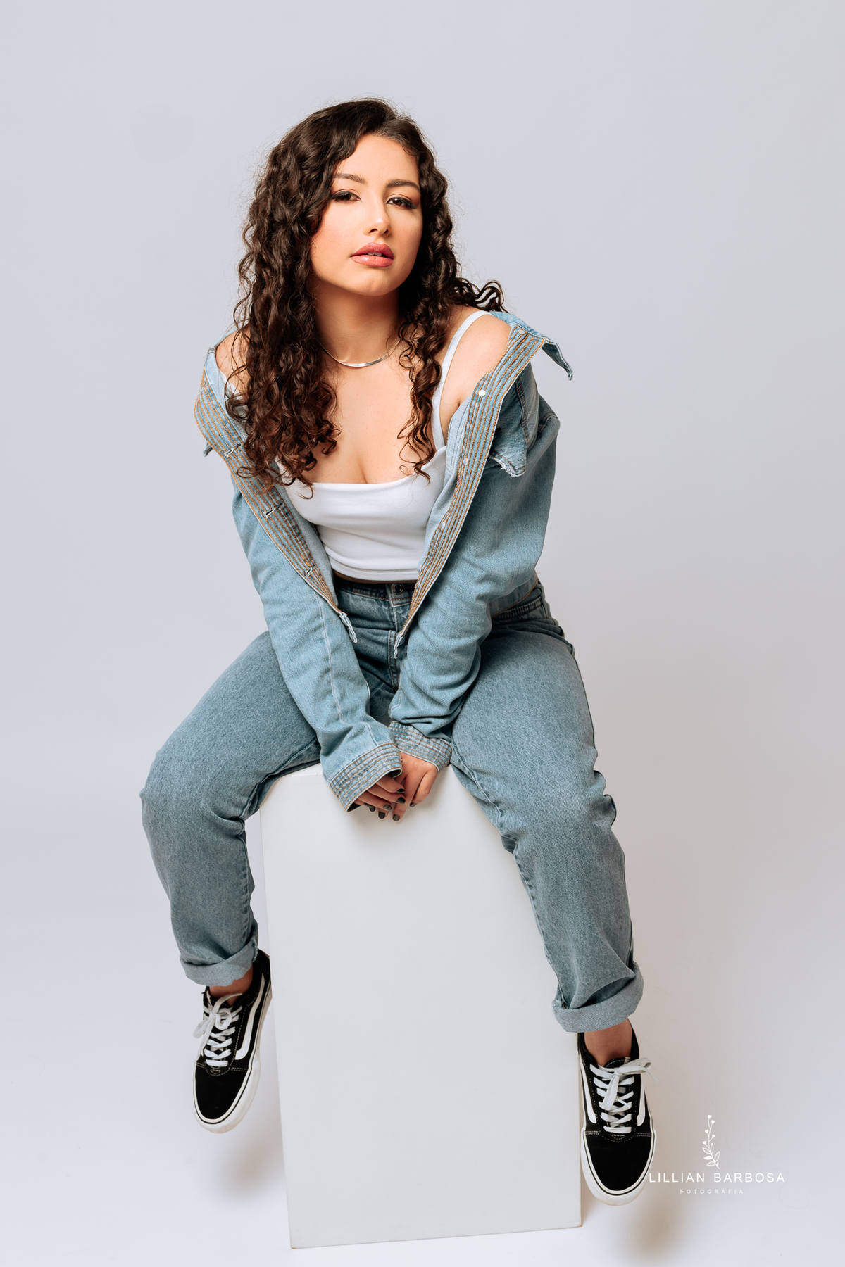 ensaio-de-quinze-anos-book-de-quinze-anos-no-estudio-fotografico-conjunto-jeans-vestido-preto-fotografa-de-lauro-muller-santa-catarina-